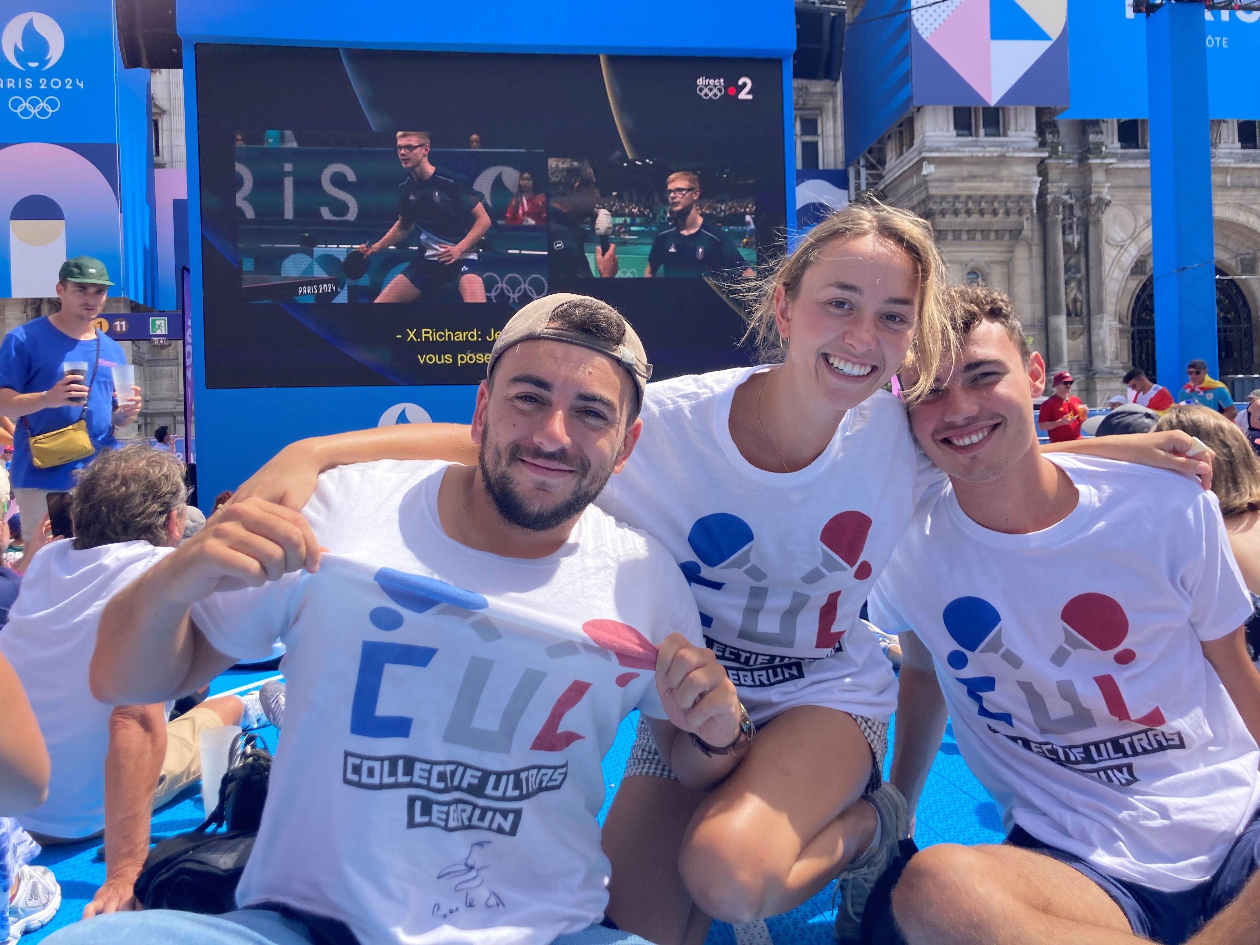 Paris, ce dimanche. Thomas, Félicie et Maël (de gauche à droite), membres du Collectif Ultras Lebrun, le CUL, à la Terrasse des Jeux après la victoire de Félix Lebrun, qui lui a offert la médaille de bronze. LP/C.R.