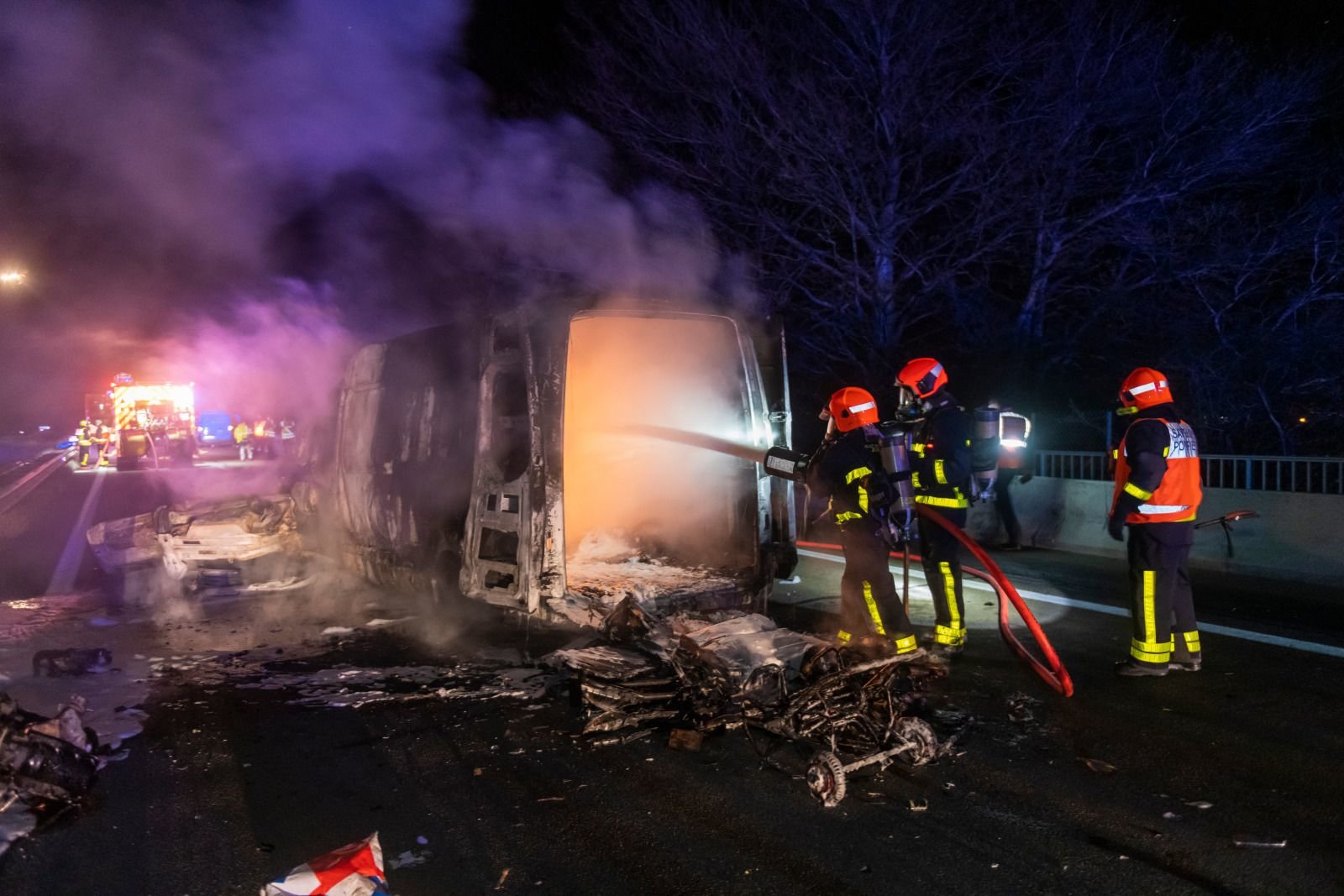 L'accident survenu sur l'A6, en limite de la Seine-et-Marne et du Loiret, a causé la mort d'une femme et de ses deux enfants de 11 et 14 ans. SDIS77-Franck Desprez