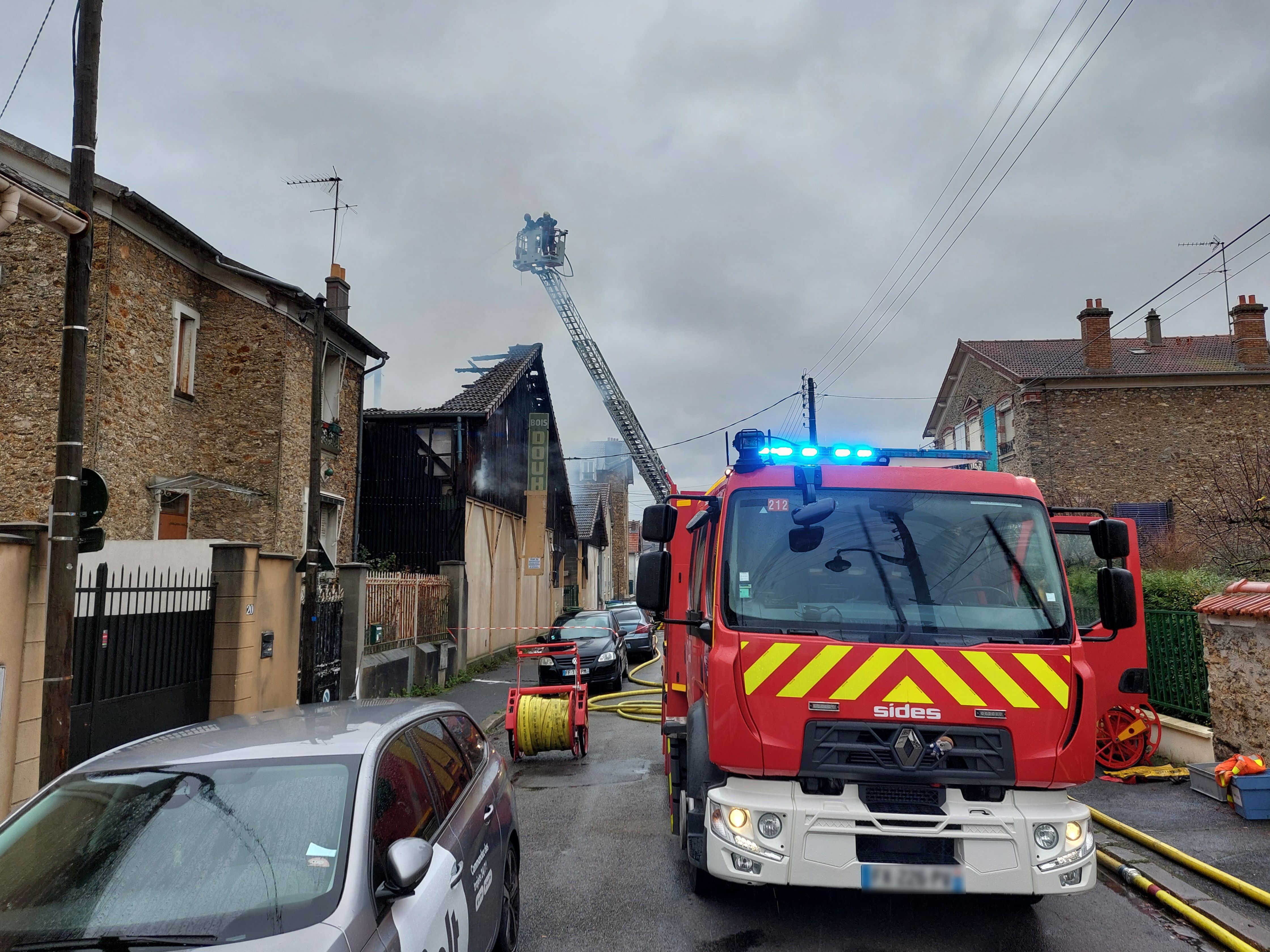Corbeil-Essonnes, mardi 2 janvier 2024. L'incendie, qui s'est déclaré dans ce garage auto de la rue Edouard-Petit, s'est propagé à l'atelier d'artistes situé juste au-dessus. LP/F.G.
