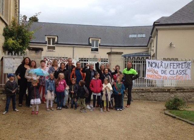 <b></b> Les parents d’élèves de Nesles-la-Vallée ont manifesté contre la suppression d’une classe dans leur école. 