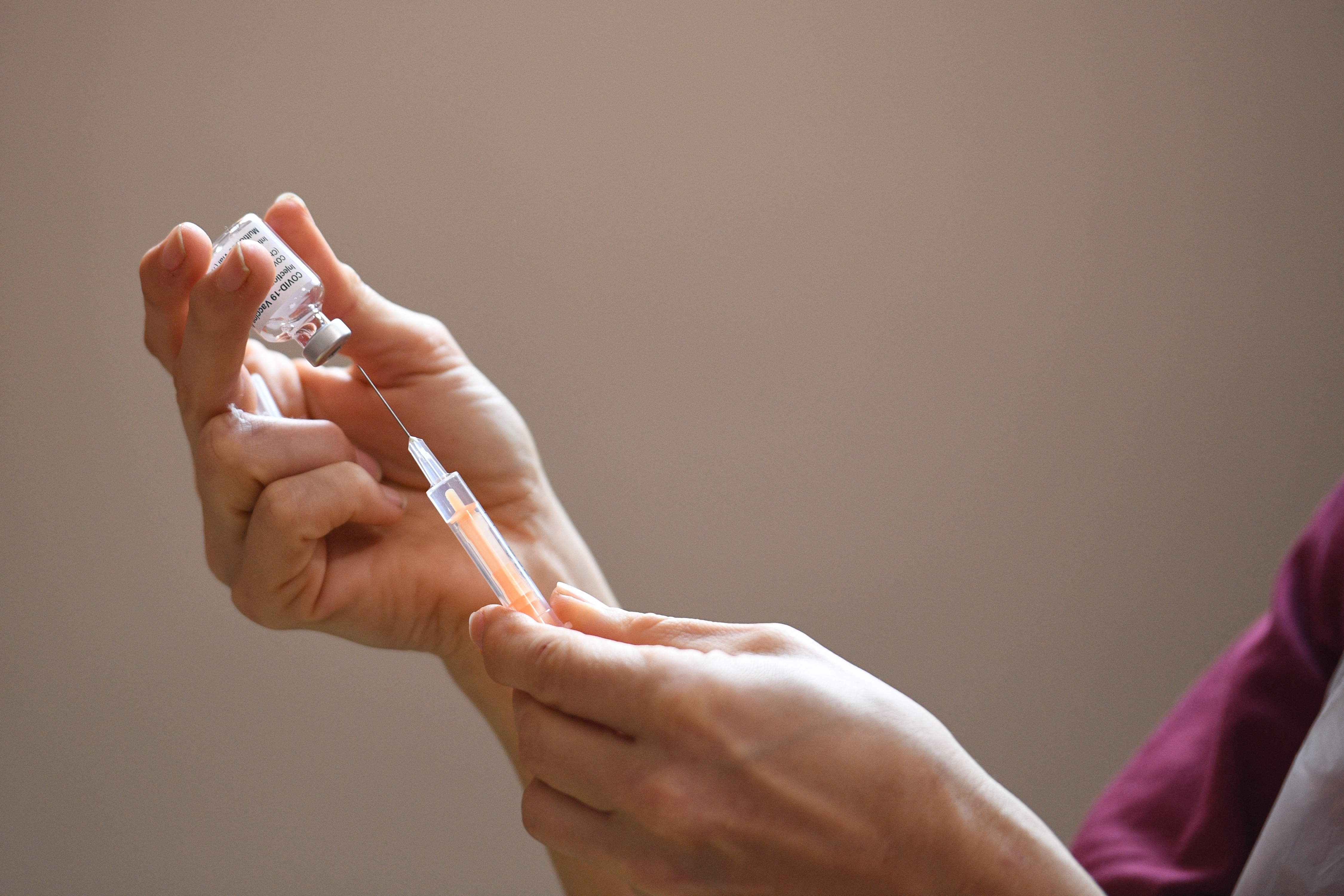 La France attend moins de doses de vaccin d'AstraZeneca en février, avant un rattrapage en mars, a indiqué mardi le ministère de la Santé.