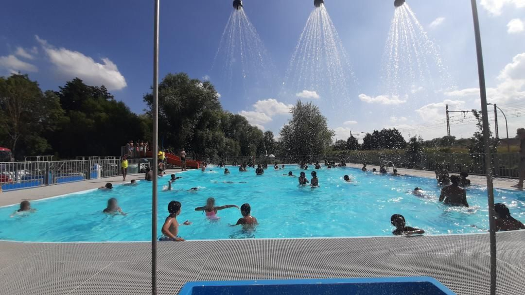 Corbeil-Essonnes. La vaste piscine de 20 mètres par 12 avec un toboggan et des jeux d’eau à côté pour les plus petits a remporté un vrai succès. DR