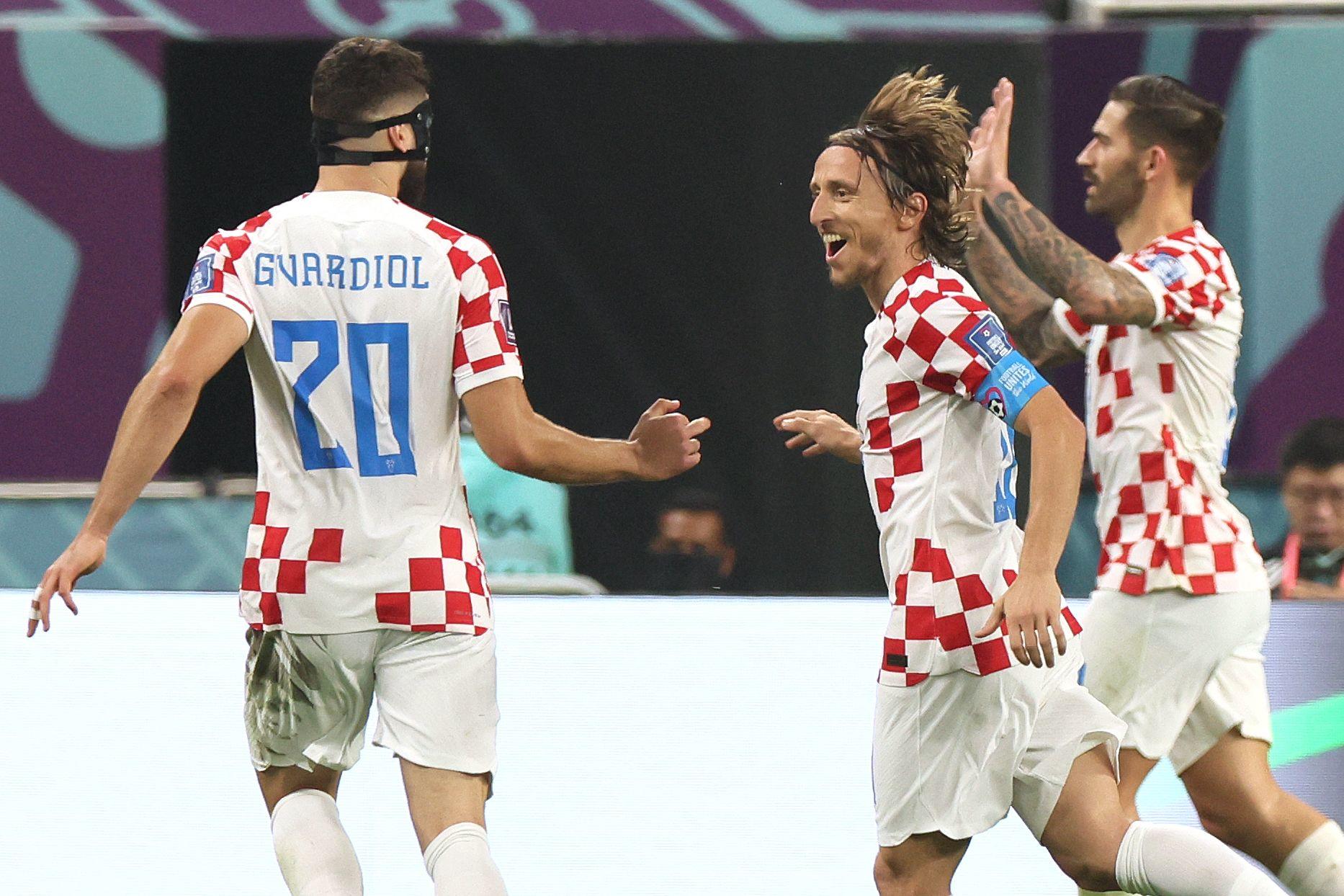 Luka Modric (au centre) célèbre l'ouverture du score de son coéquipier Josko Gvardiol (à gauche) lors de Croatie-Maroc, samedi en petite finale de la Coupe du monde. JACK GUEZ/AFP