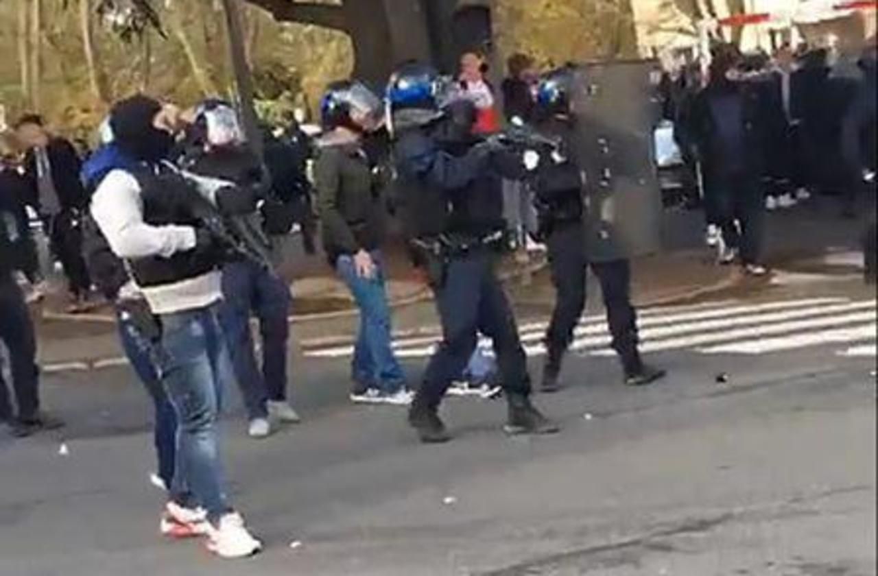 <b></b> Massy, mardi 26 novembre. Des policiers chargent un groupe de lycéens du Parc-de-Vilgénis, après l’organisation d’un blocus impliquant une centaine d’élèves.