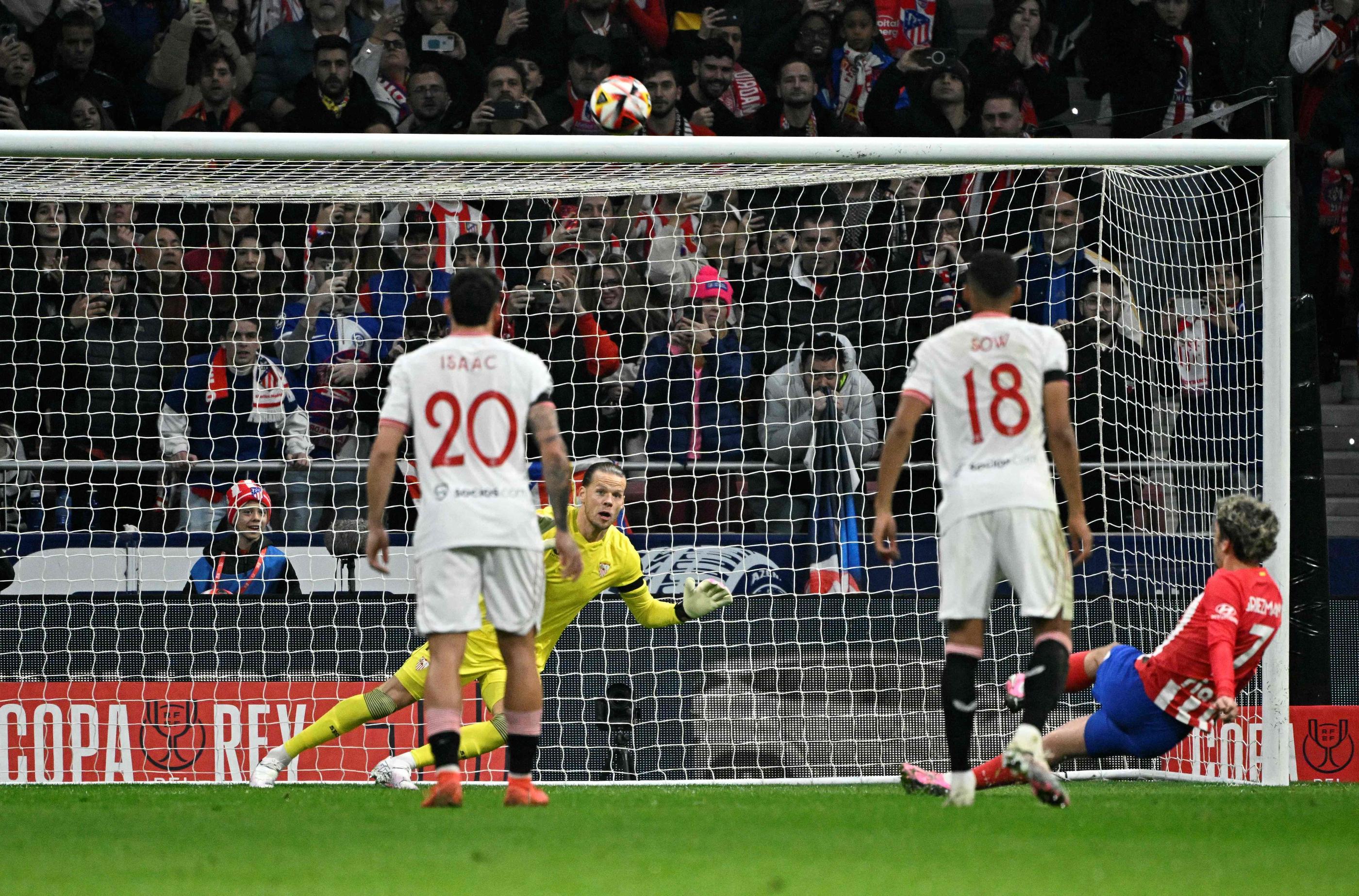 En glissant juste avant sa frappe, Antoine Griezmann a raté un pénalty pour l'Atletico Madrid en première période. AFP