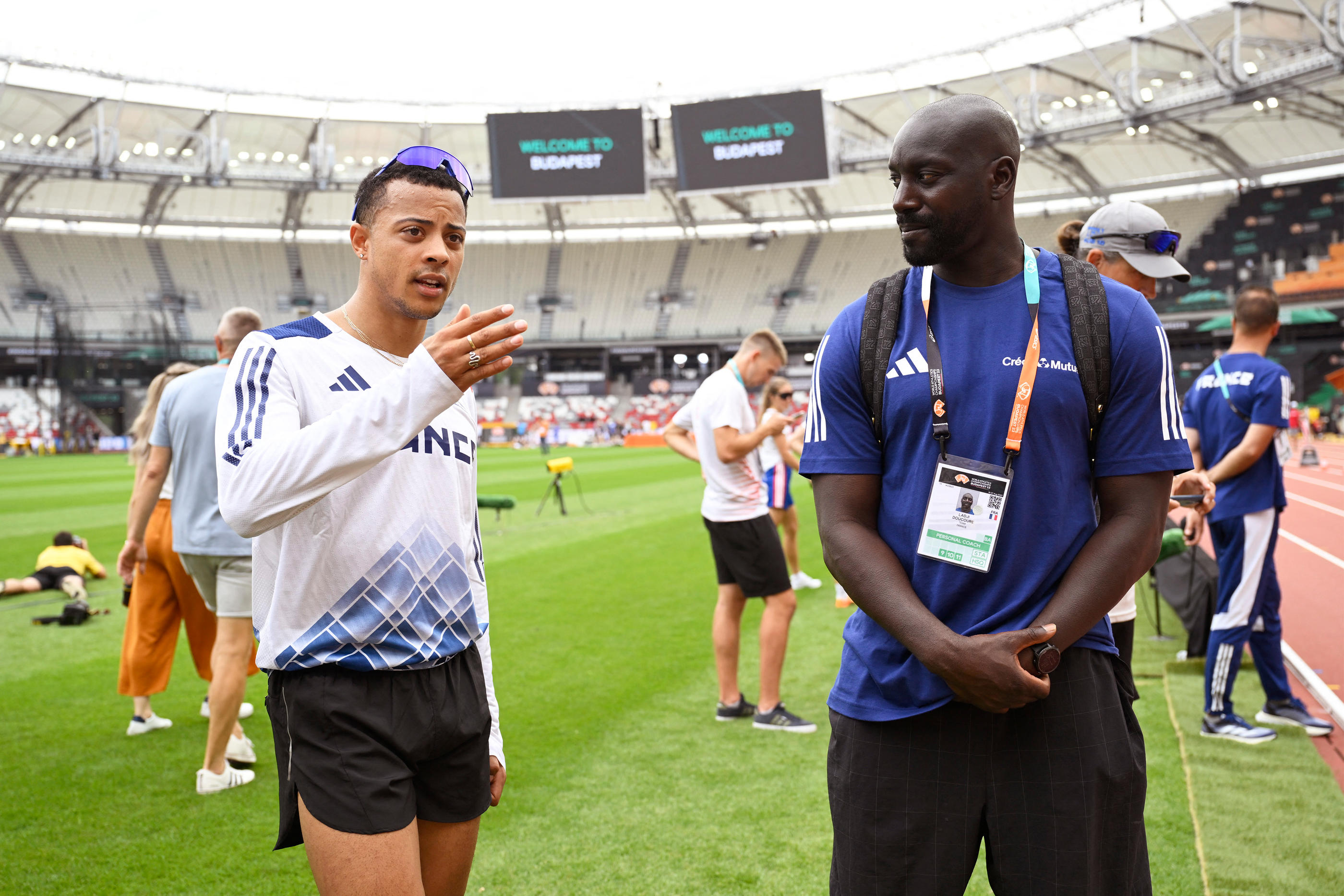 Sasha Zhoya et son coach Ladji Doucouré, ce vendredi, à Budapest. AFP/KMSP/Jean-Marie Hervio