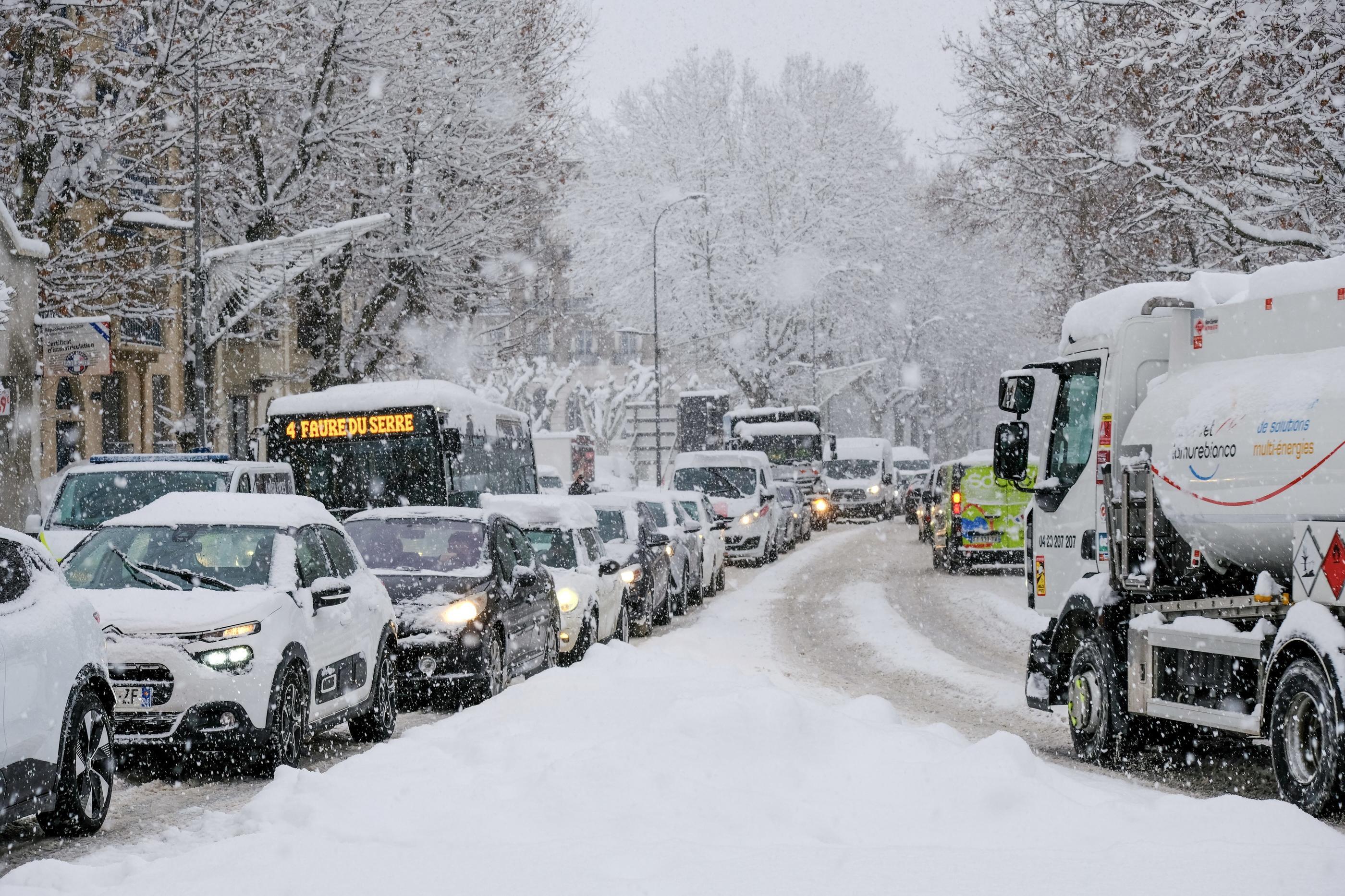 Il est tombé 25 centimètres de neige ce mardi 13 décembre dans les rues de Gap. PhotoPQR/Le Dauphiné Libéré/Vincent OLLIVIER