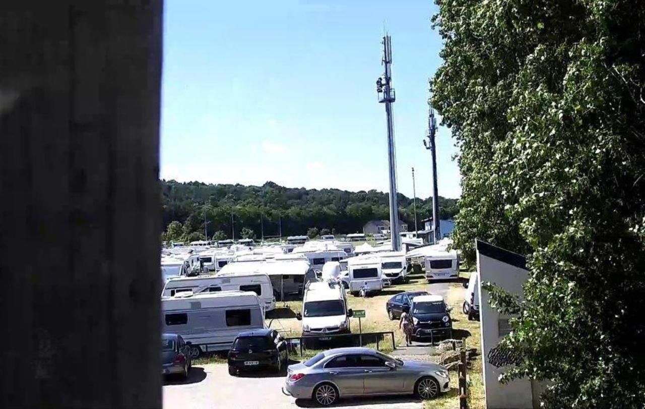 <b></b> Une centaine de caravanes est installée sur le stade municipal de Ballancourt-sur-Essonne, depuis le dimanche 1er juillet.