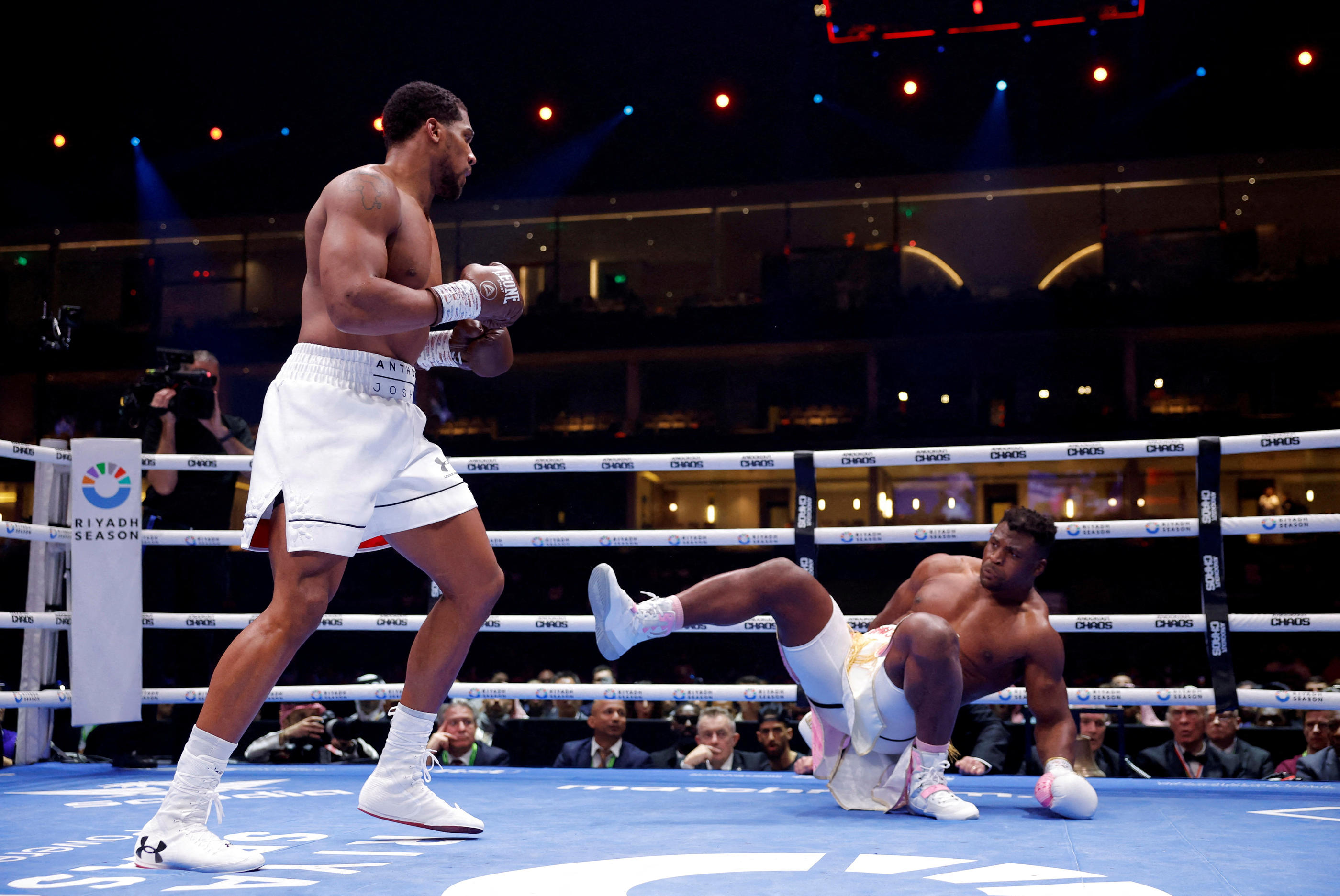 Anthony Joshua (à gauche) face à Francis Ngannou (à droite) le 9 mars 2024 au Kingdom Arena de Riyadh (Arabie Saoudite). REUTERS/Andrew Couldridge