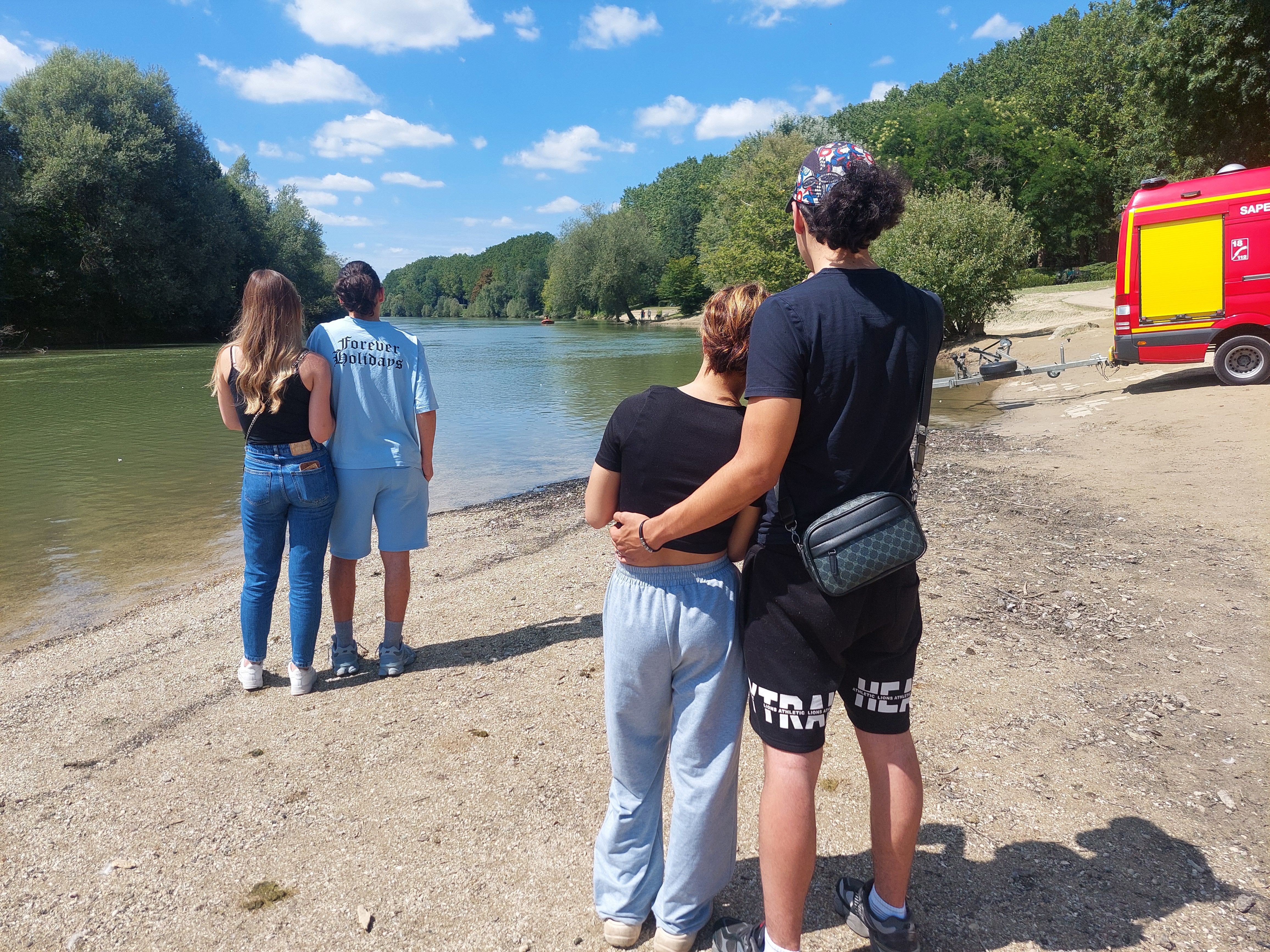 Ses amis guettent la Marne, espérant qu'elle leur rende le corps de Brayane, disparu mercredi soir après avoir sauté de près de cinq mètres. LP/Mehdi Gherdane