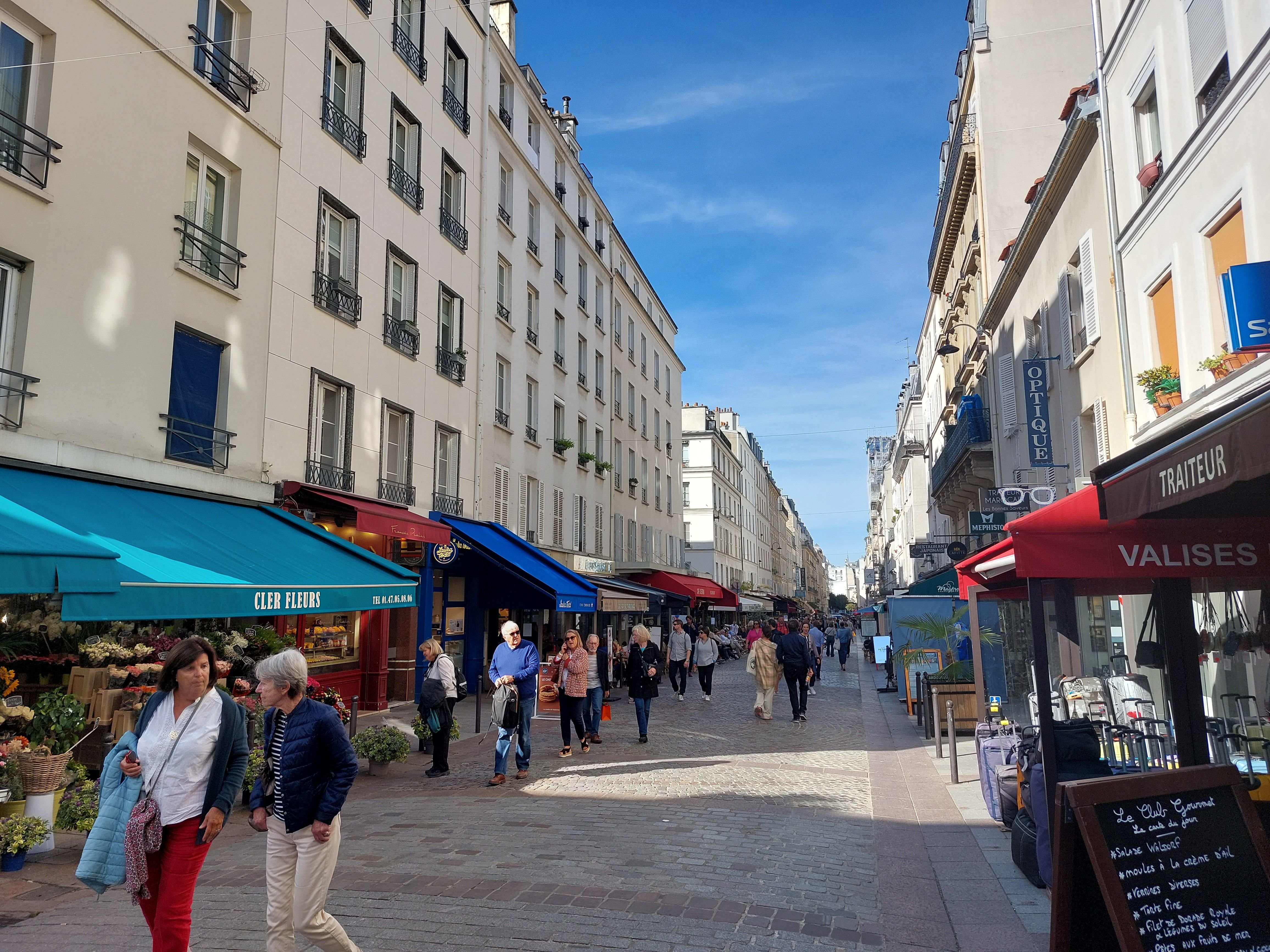 Paris (VIIe), le 6 octobre. La rue Cler est très prisée des touristes et des riverains pour ses commerces. Les prix peuvent dépasser les 20 000 euros/m2. LP/Anne-Laure-Abraham