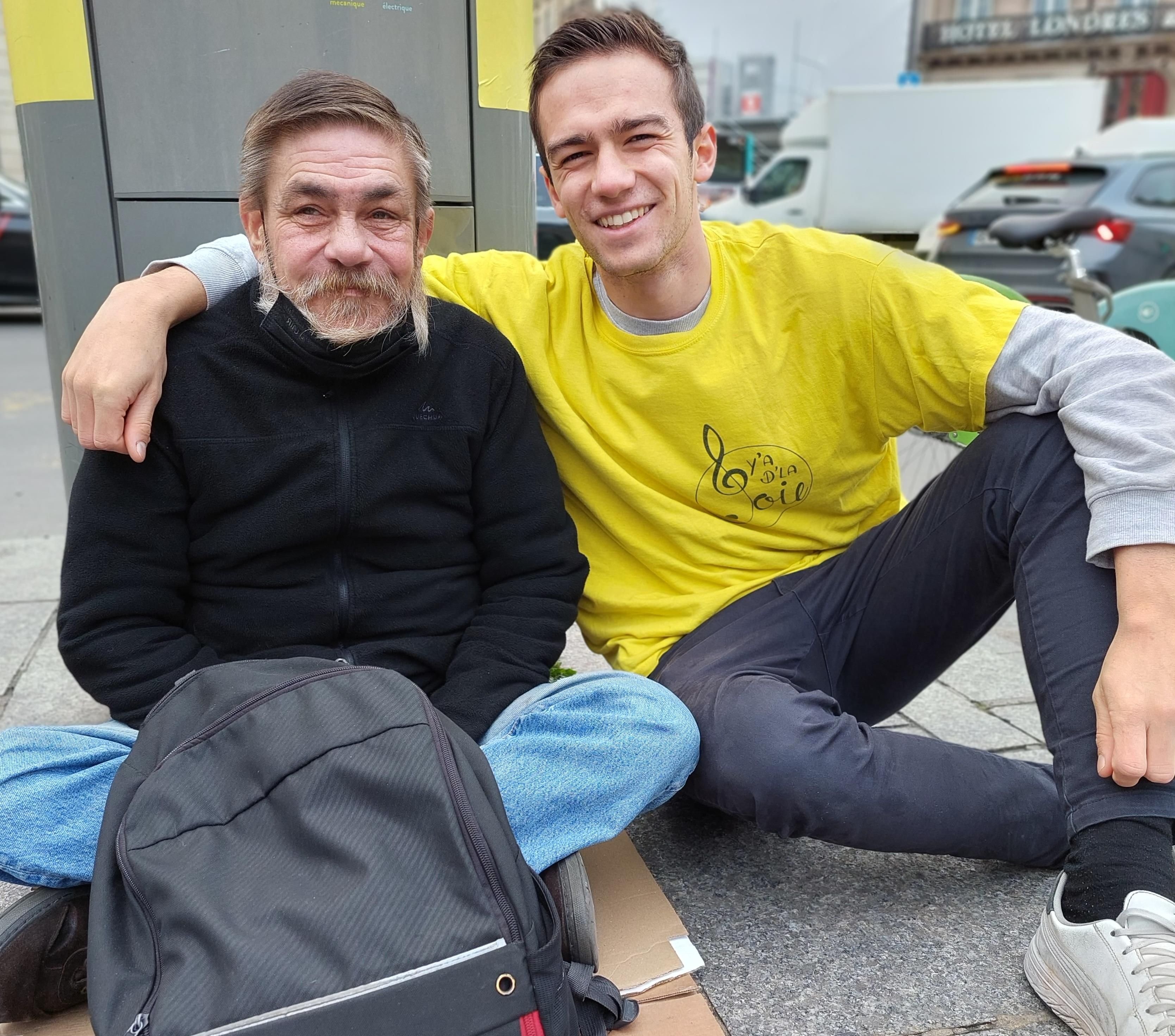 Gare Saint-Lazare (IXe), ce mardi. Gérard (à gauche) a écrit l'un des textes mis en musique par les jeunes de Yadlajoie. L'aboutissement des maraudes musicales menées à Paris par Paul (à droite) et les bénévoles de l'association.