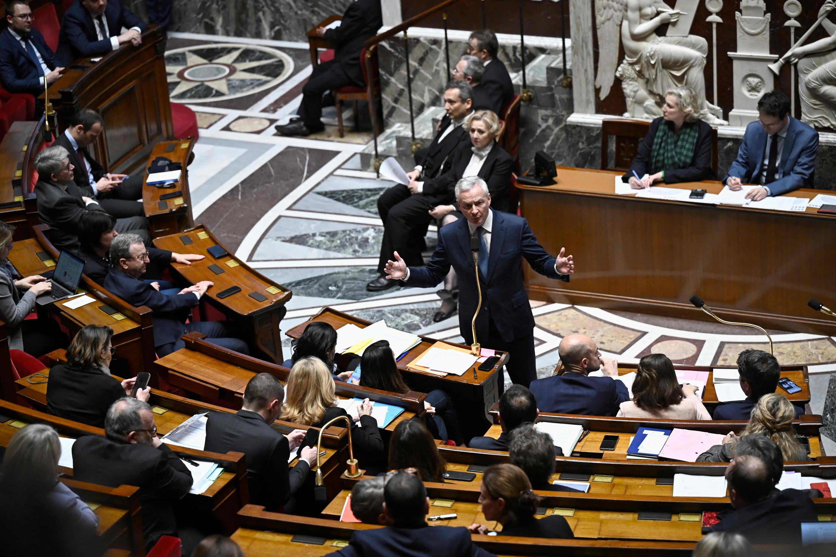 Bruno Le Maire, mardi 26 mars, lors des questions au gouvernement. Le ministre de l'Economie ne veut pas augmenter les impôts. AFP/Julien De Rosa