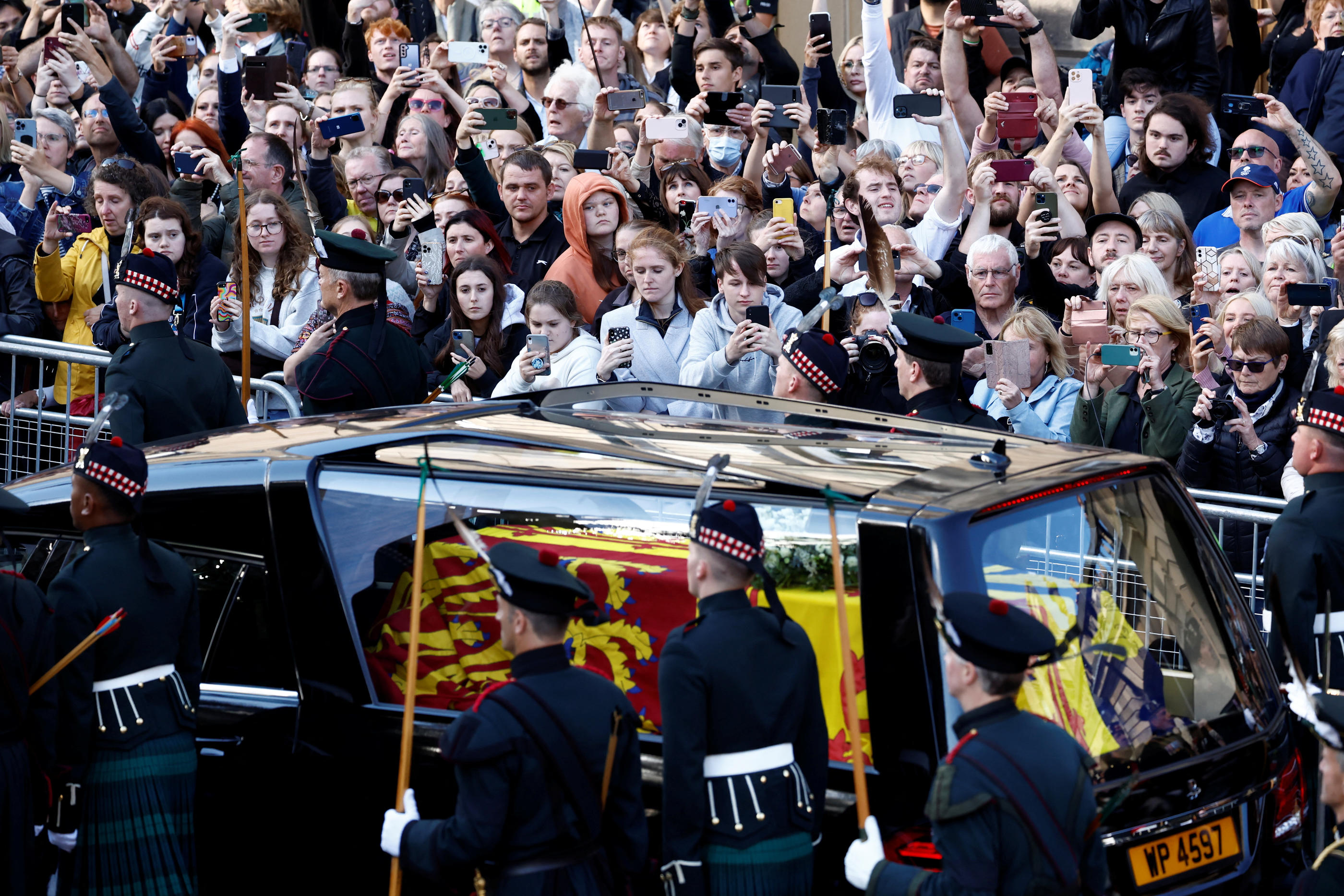 Le roi Charles III a mené lundi la procession menant le cercueil d'Elizabeth II à la cathédrale Saint-Gilles d'Edimbourg. Jeff J Mitchell / Reuters