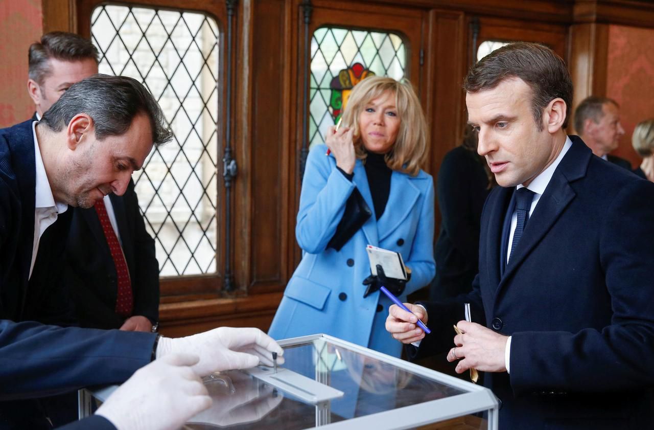 <b></b> Emmanuel et Brigitte Macron ont voté au Touquet (Pas-de-Calais).