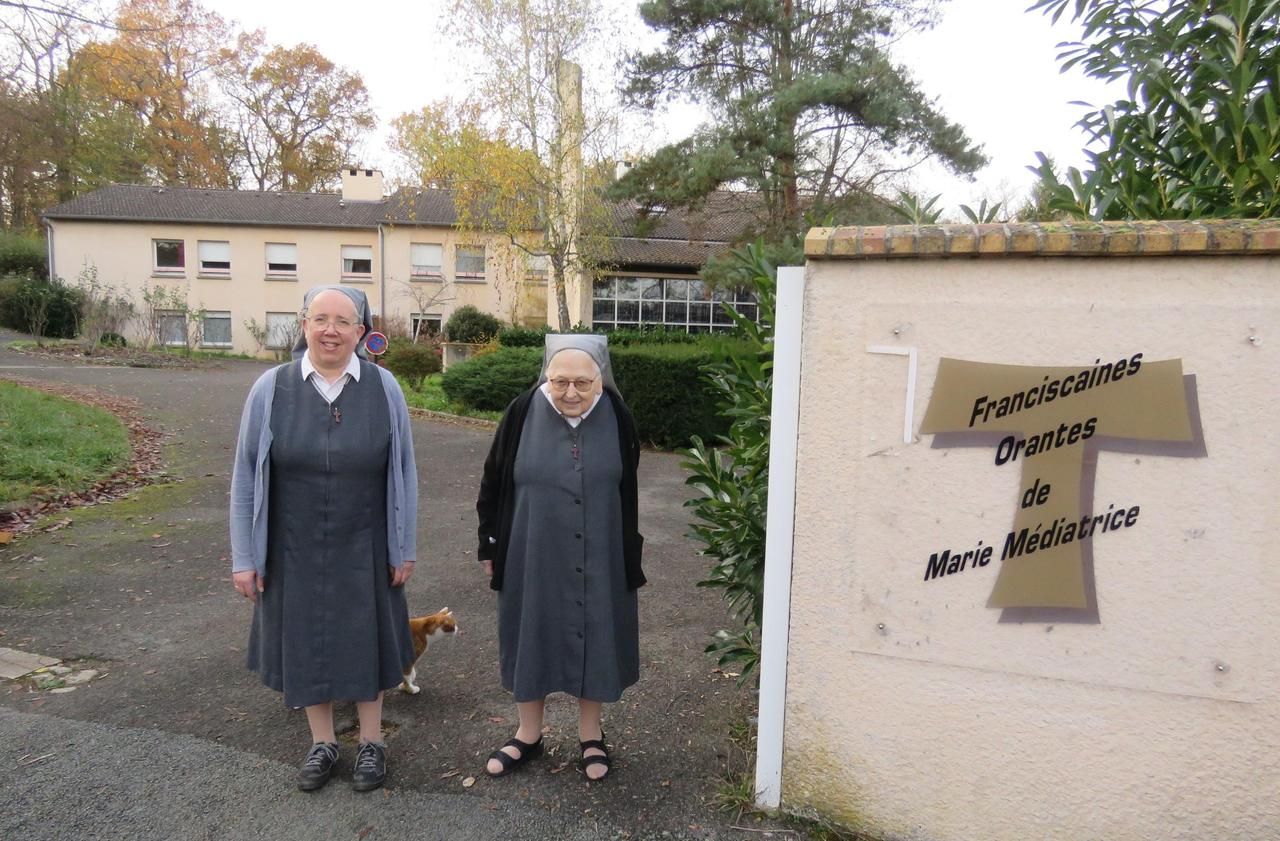 <b></b> Boissise-le-Roi, mardi 24 novembre. Soeur Marie-Jean-Baptiste (à gauche) et Soeur Marie-Yvonne vont quitter le site du couvent, vendu à la clinique des Trois Soleils.