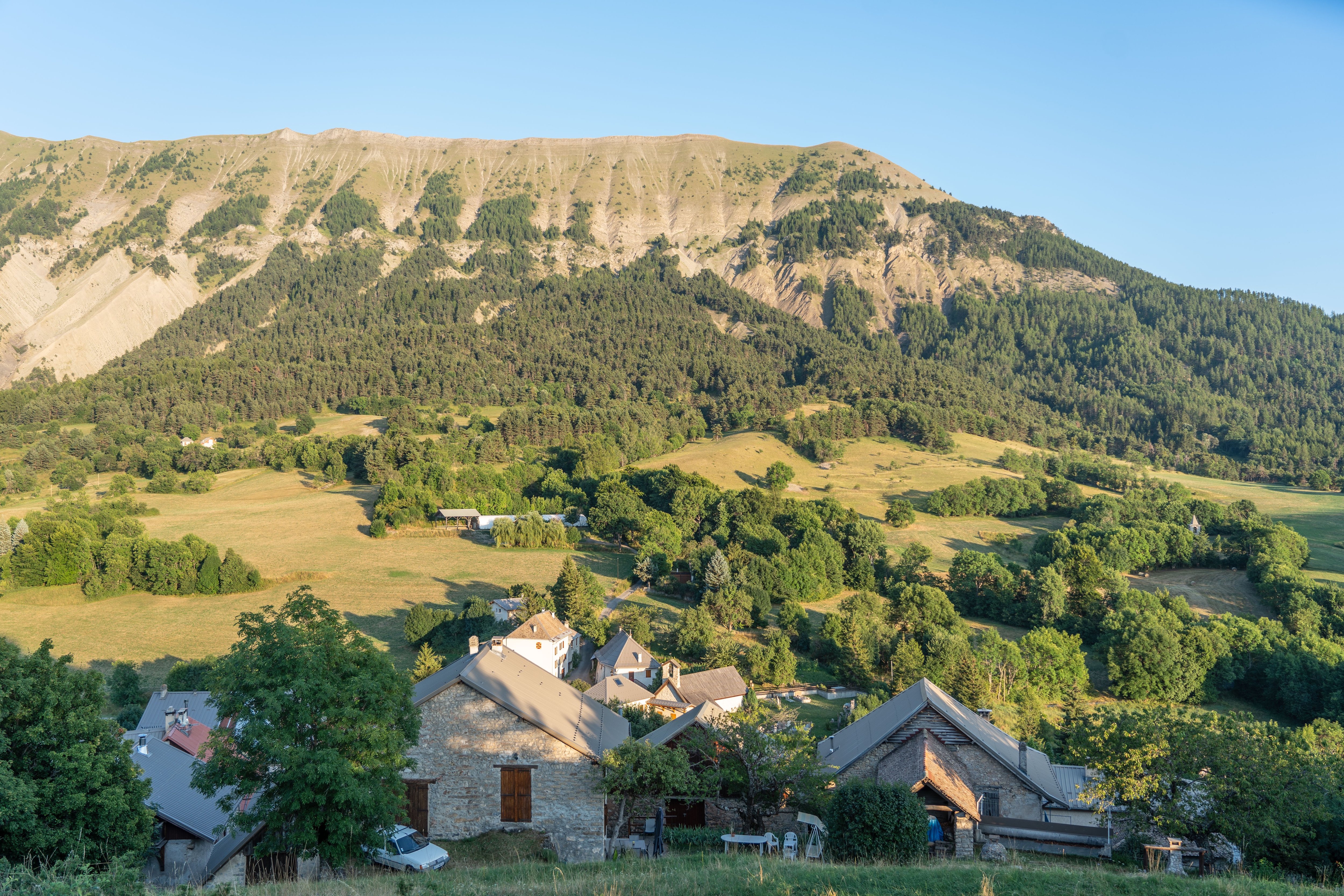 Le Haut-Vernet (Alpes-de-Haute-Provence), samedi 3 août. C'est dans ce hameau perché à 1 300 mètres d'altitude, face à la montagne de la Grisonnière, qu'a disparu Émile, 2 ans et demi, le 8 juillet 2023. LP/Thomas Pueyo