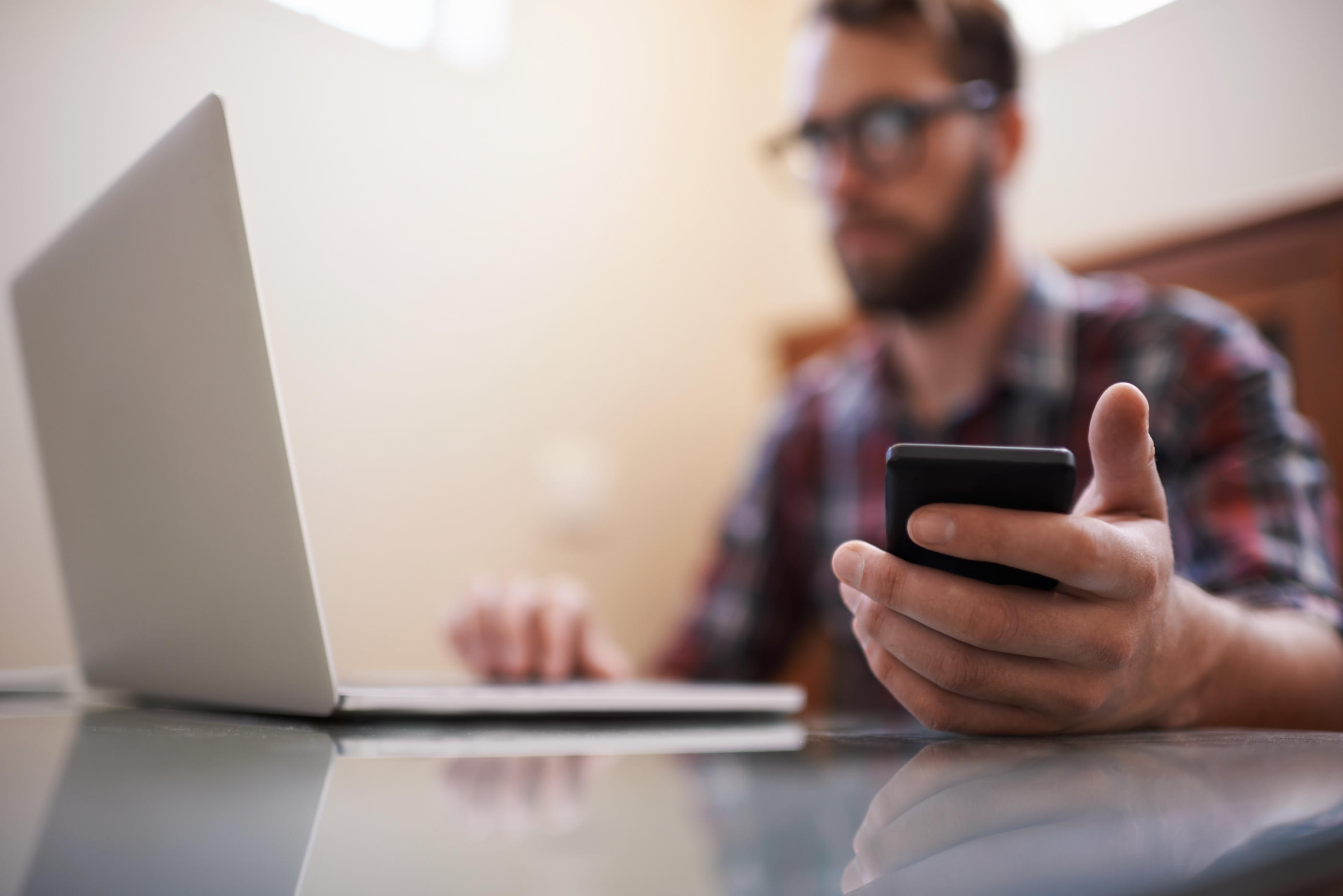 Des interlocuteurs compétents et convaincants, des procédures bien rodées... Tout est fait pour mettre en confiance la victime, même méfiante (Illustration). ISTOCK