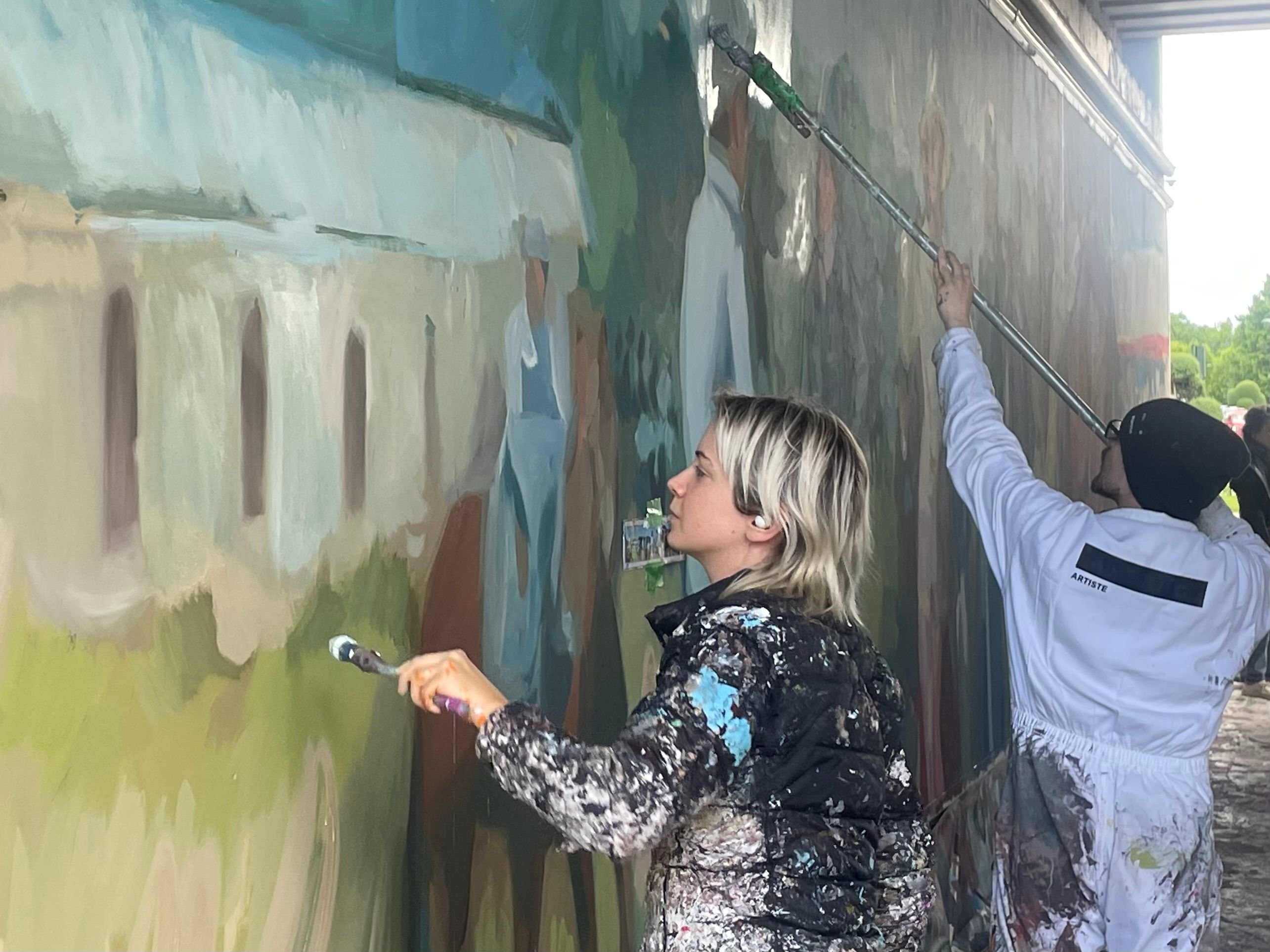 L'artiste espagnole Alba Fabre Sacristan est venue redonner de la vie aux deux fresques murales qui accueillent les visiteurs. LP/Samuel Barbotin