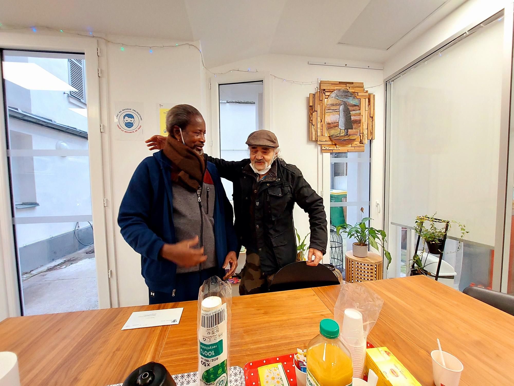 Paris (XIVe), rue Poirier-de-Narçay, le 10 janvier 2022. Ali (à gauche) et Pierrot vivent désormais dans cette «pension de famille» gérée par Emmaüs Solidarité. Une nouvelle vie et une nouvelle indépendance pour les deux hommes. LP/E.S.