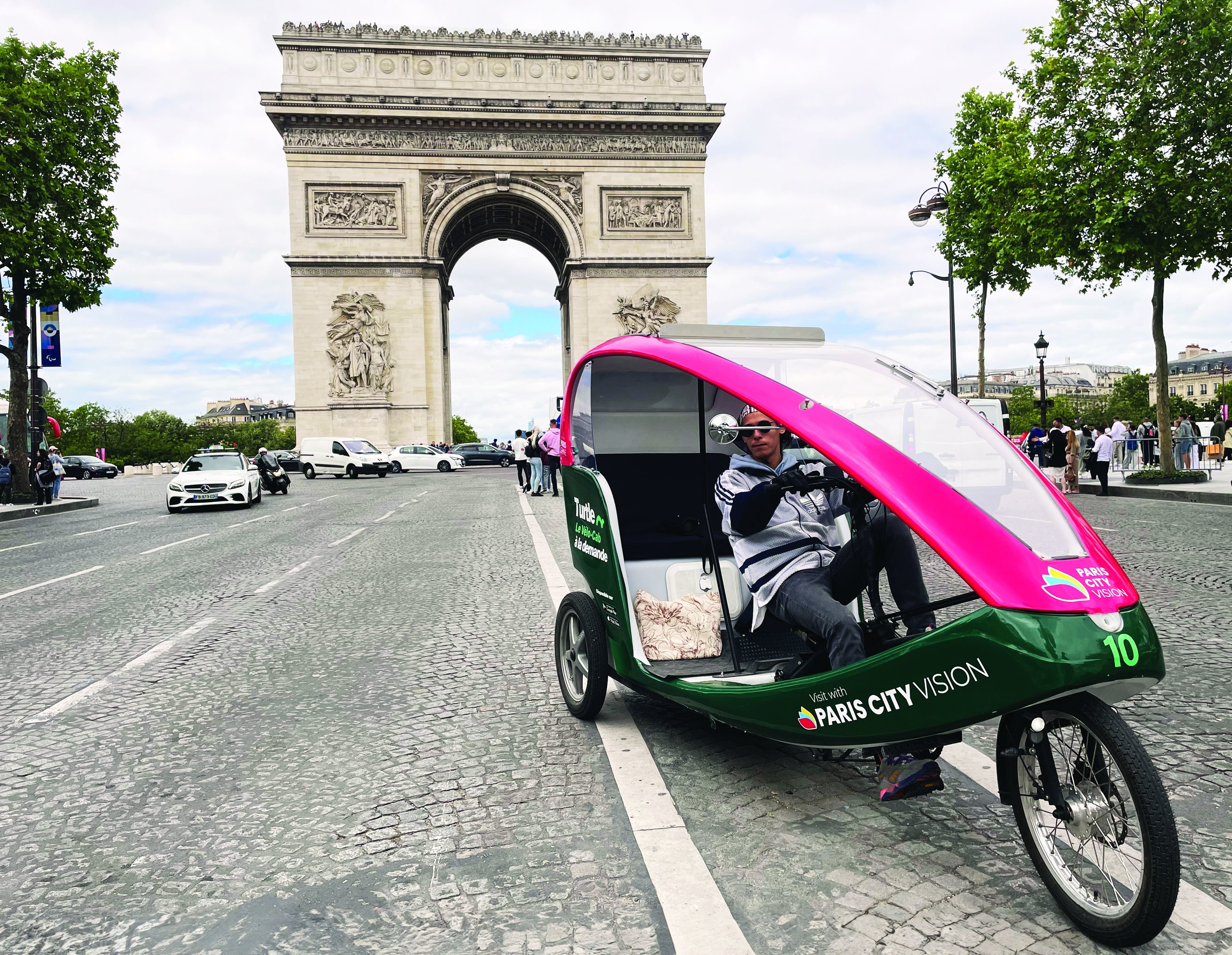 Contrairement à un véhicule à quatre roues, les tricycles de l'appli Turtle permettent aux usagers de s’immerger un peu plus dans Paris et ses lieux emblématiques, à condition d’en avoir sur son trajet. Turtle