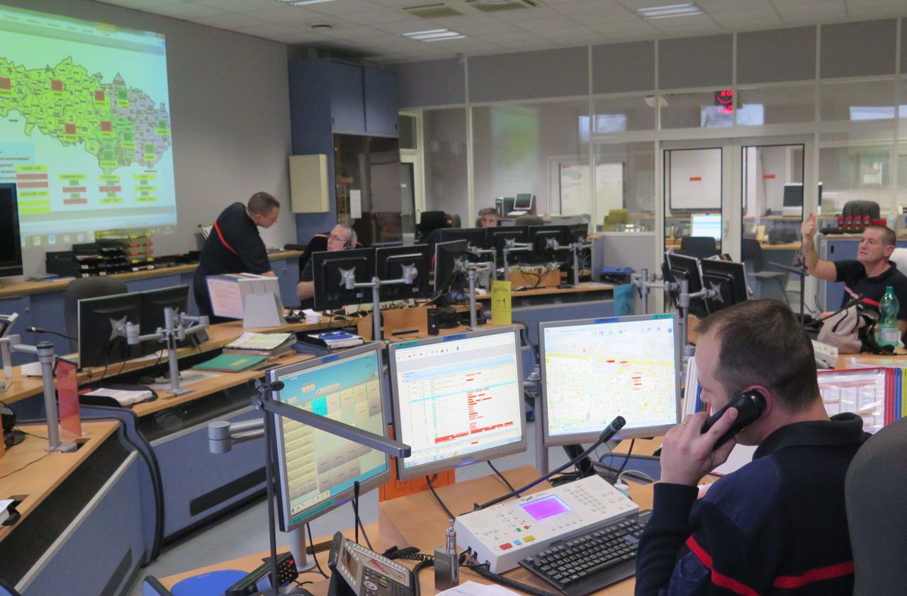 <b></b> Ici, au sein du centre de traitement des alertes (CTA) et du centre opérationnel départemental d’incendie et de secours (Codis) des pompiers du Val-d'Oise.