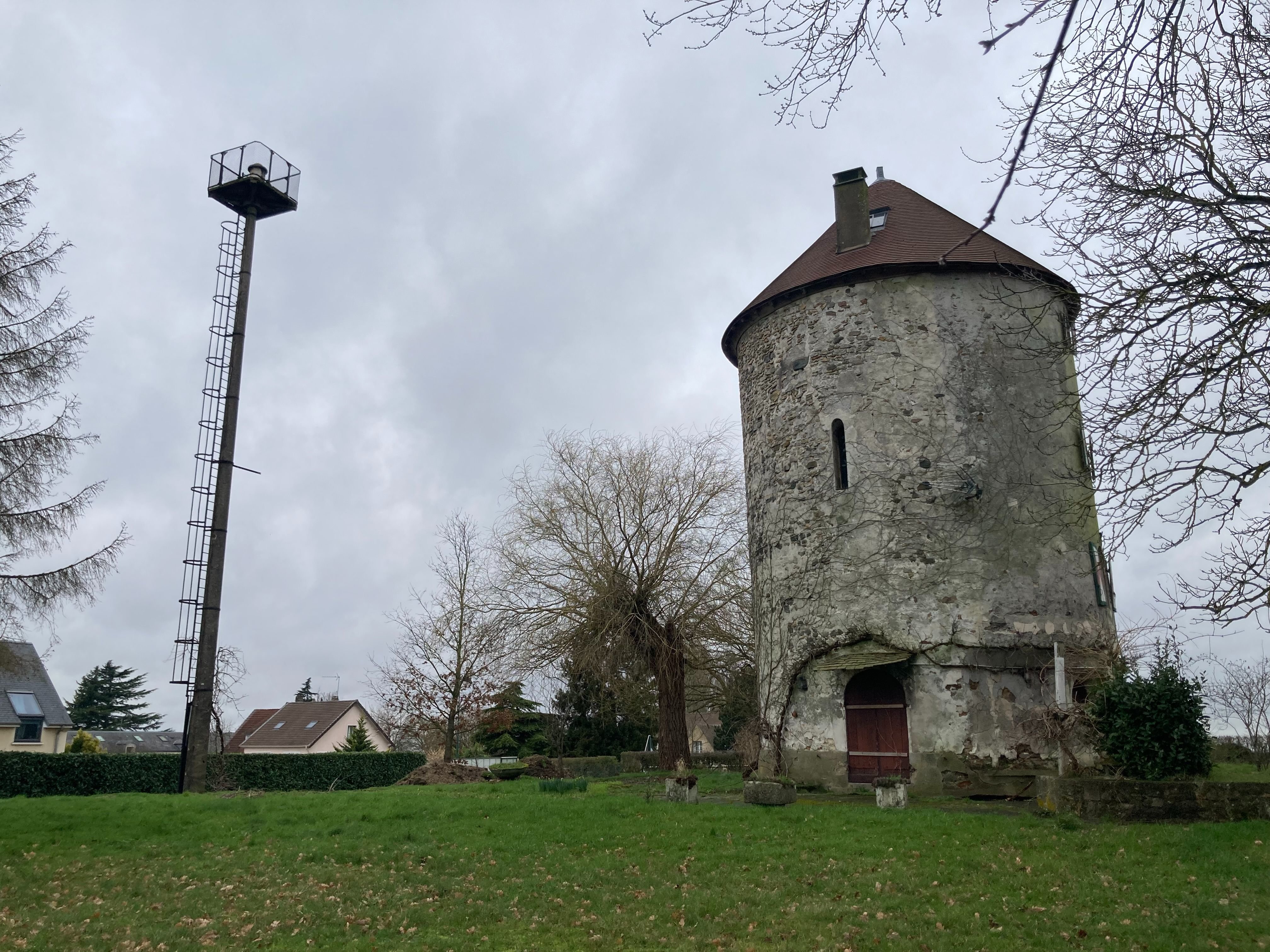 Saint-Witz (Val-d'Oise), le 21 février. Situé en bordure de route et en face du moulin, le phare aéronautique, à gauche, culmine à 20 mètre de haut. LP/Anne Collin