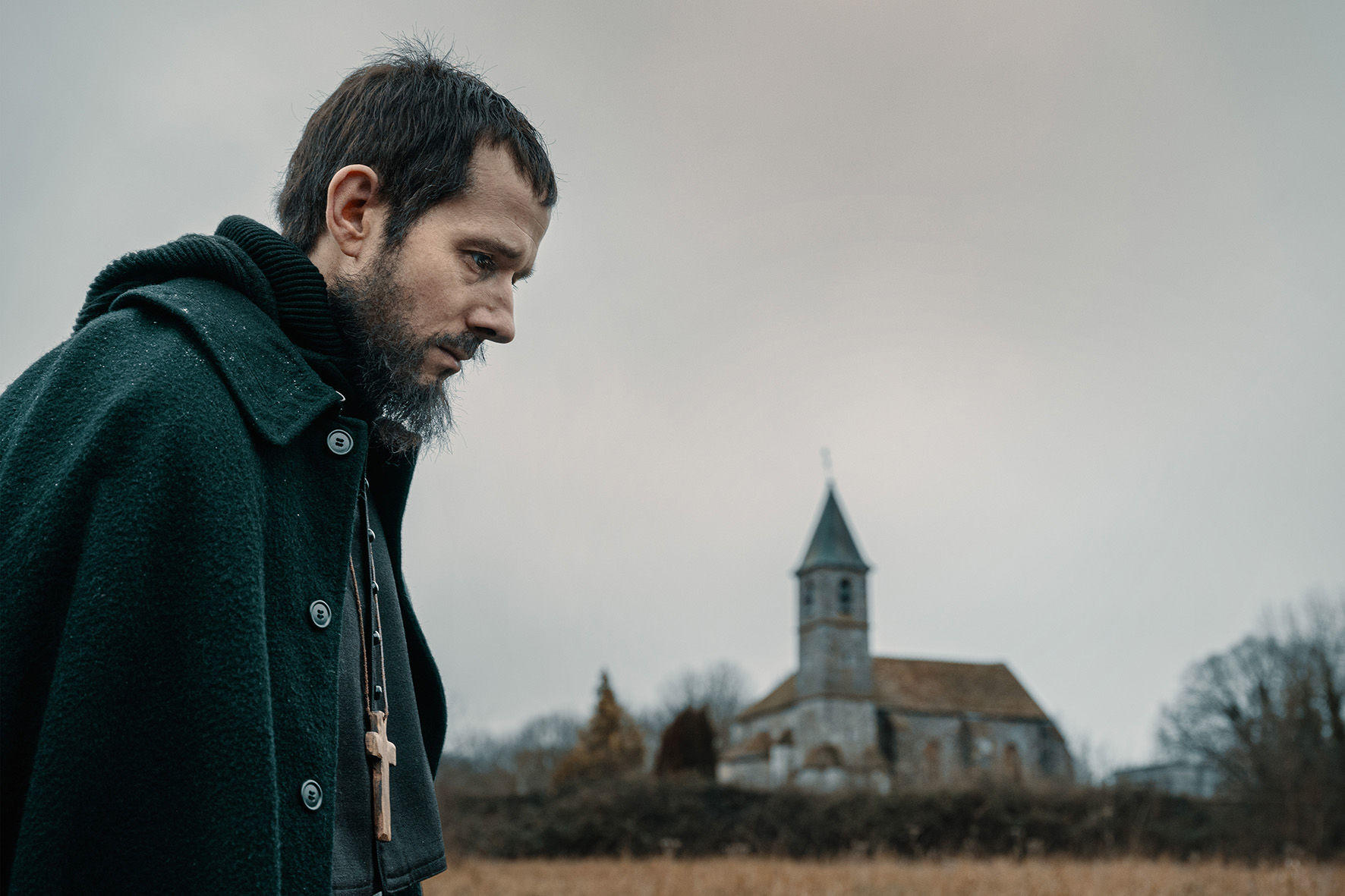 Benjamin Lavernhe est fier de ce biopic, qui permet de découvrir l'abbé Pierre « à travers son intimité, [pour] qu’on comprenne sa complexité, ses zones d’ombre, ses défauts ». SND/Jérôme Prébois