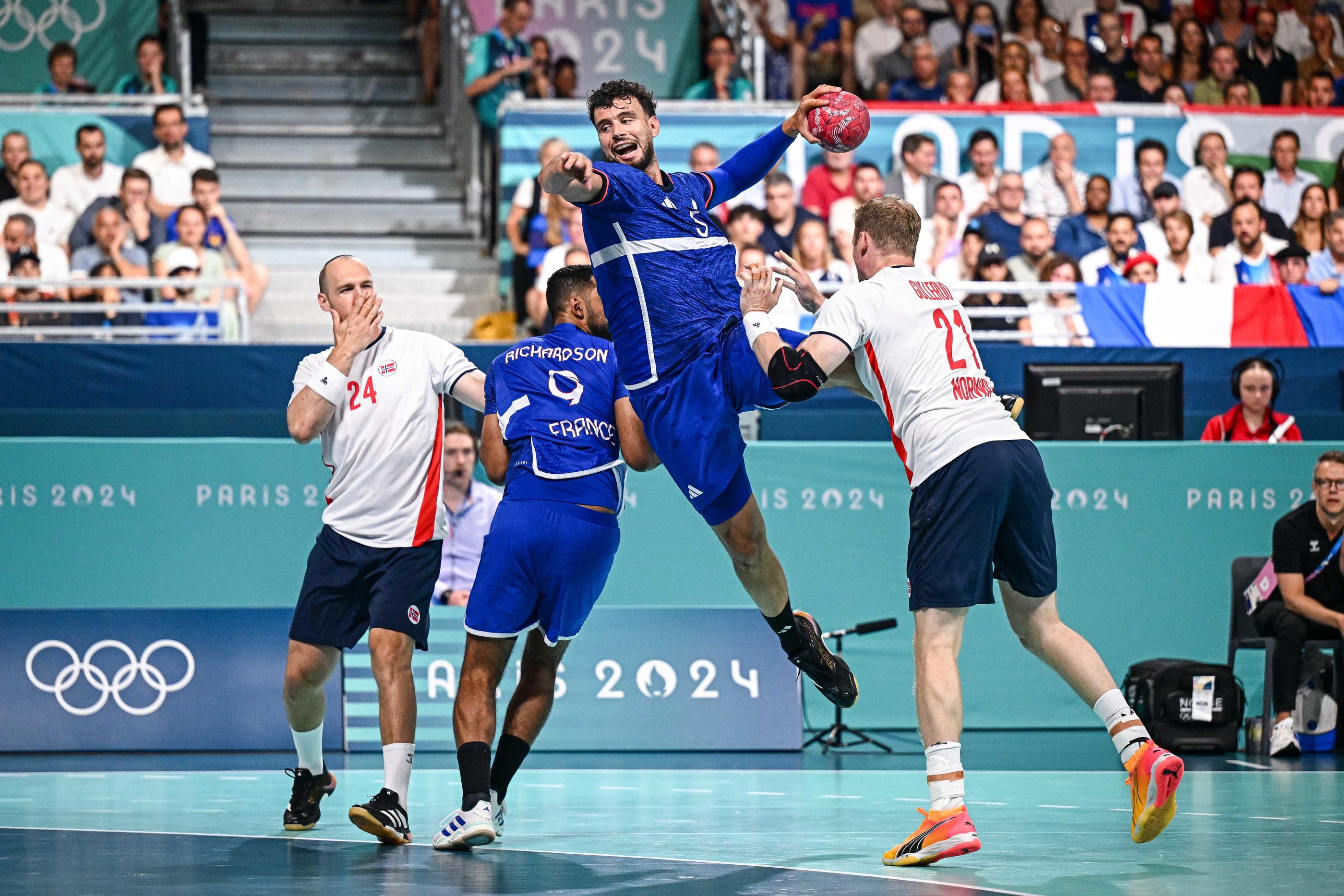 Nedim Rémili et ses partenaires de l'équipe de France face à la Norvège lors de leur deuxième match des Jeux de Paris.  Icon Sport/Baptiste Fernandez