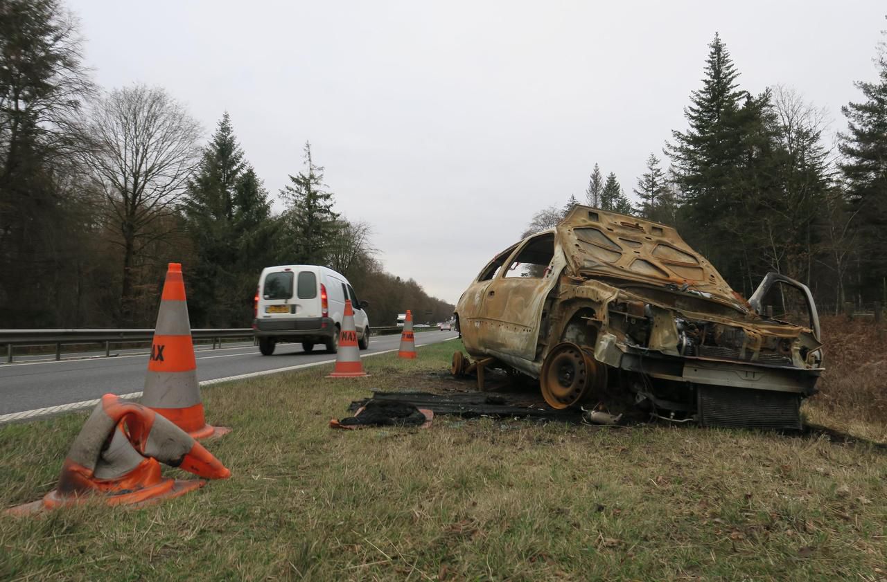 <b></b> RD1016, ce jeudi. Depuis le début du mois de décembre, ce véhicule brûlé est sur le bord de la route juste avant l’entrée de Creil, à hauteur de la base aérienne.