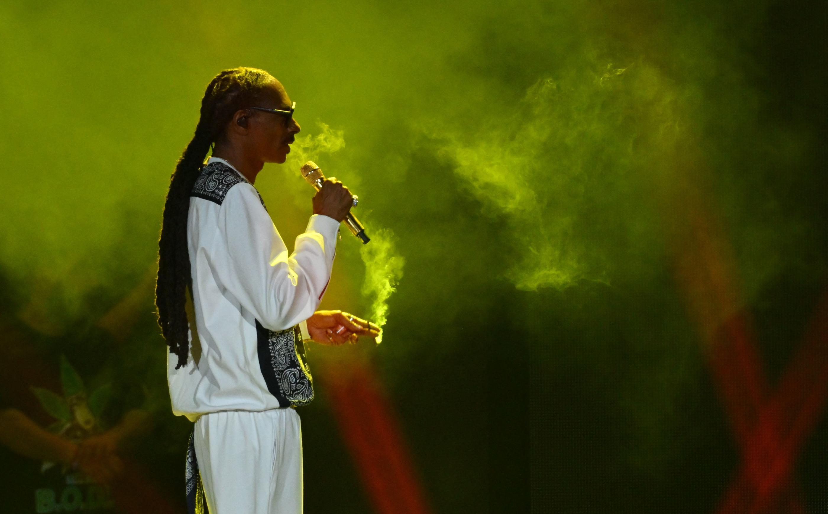 Snoop Dogg fumant sur scène lors du "Hip Hop 50 Live", marquant le 50e anniversaire de la naissance du hip hop, à New York le 11 août 2023. AFP/ Angela Weiss