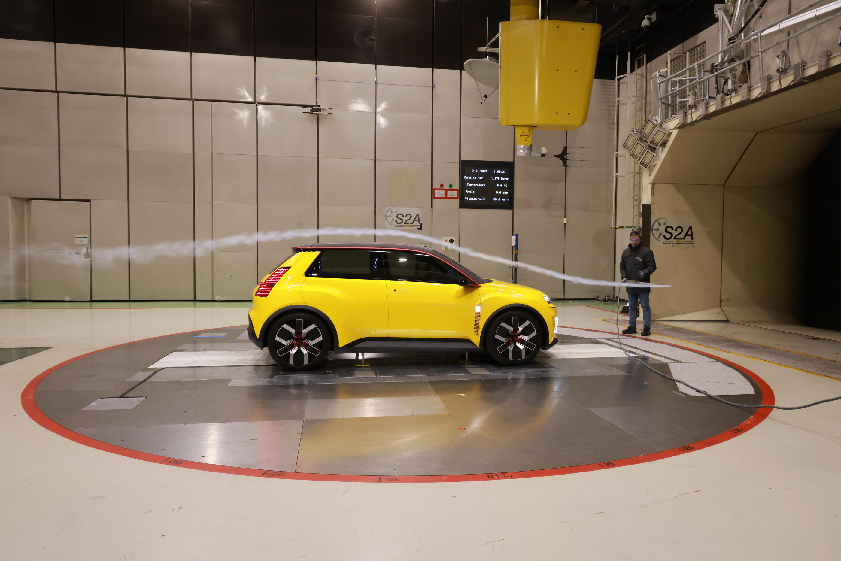Pour tester l'aérodynamisme de la future R5, les ingénieurs de Renault font de nombreux essais à la soufflerie S2A de Montigny-le-Bretonneux (Yvelines). Ils utilisent notamment une canne à fumée pour évaluer l'effet de l'air sur la carrosserie. LP/Philippe Lavieille