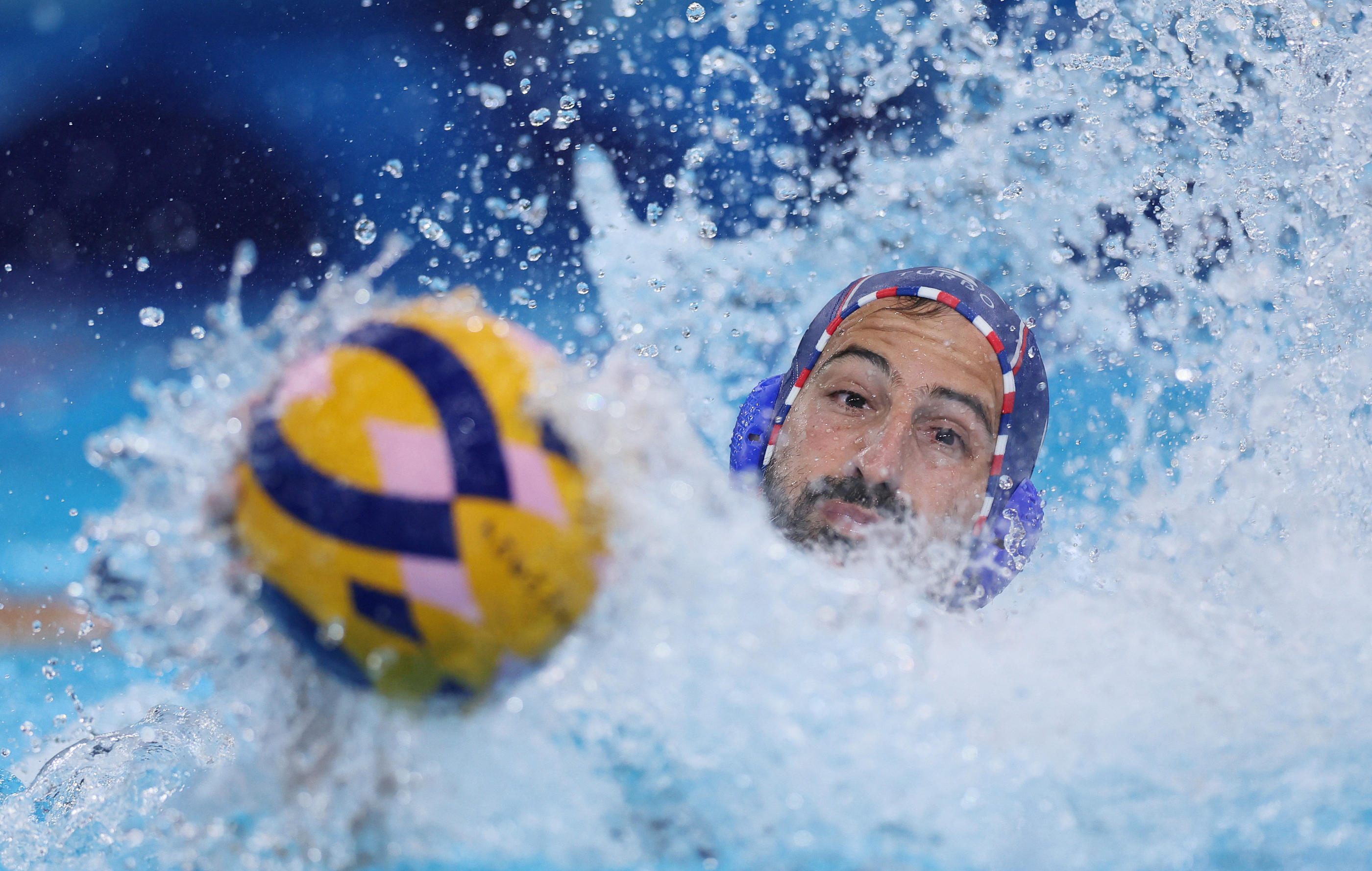 Ugo Crousillat et l'équipe de France de water-polo ont bu la tasse ce samedi face à la Serbie. Ils ont déjà éliminés des JO de Paris après ce 3e revers en 4 rencontres.  REUTERS/Leah Millis