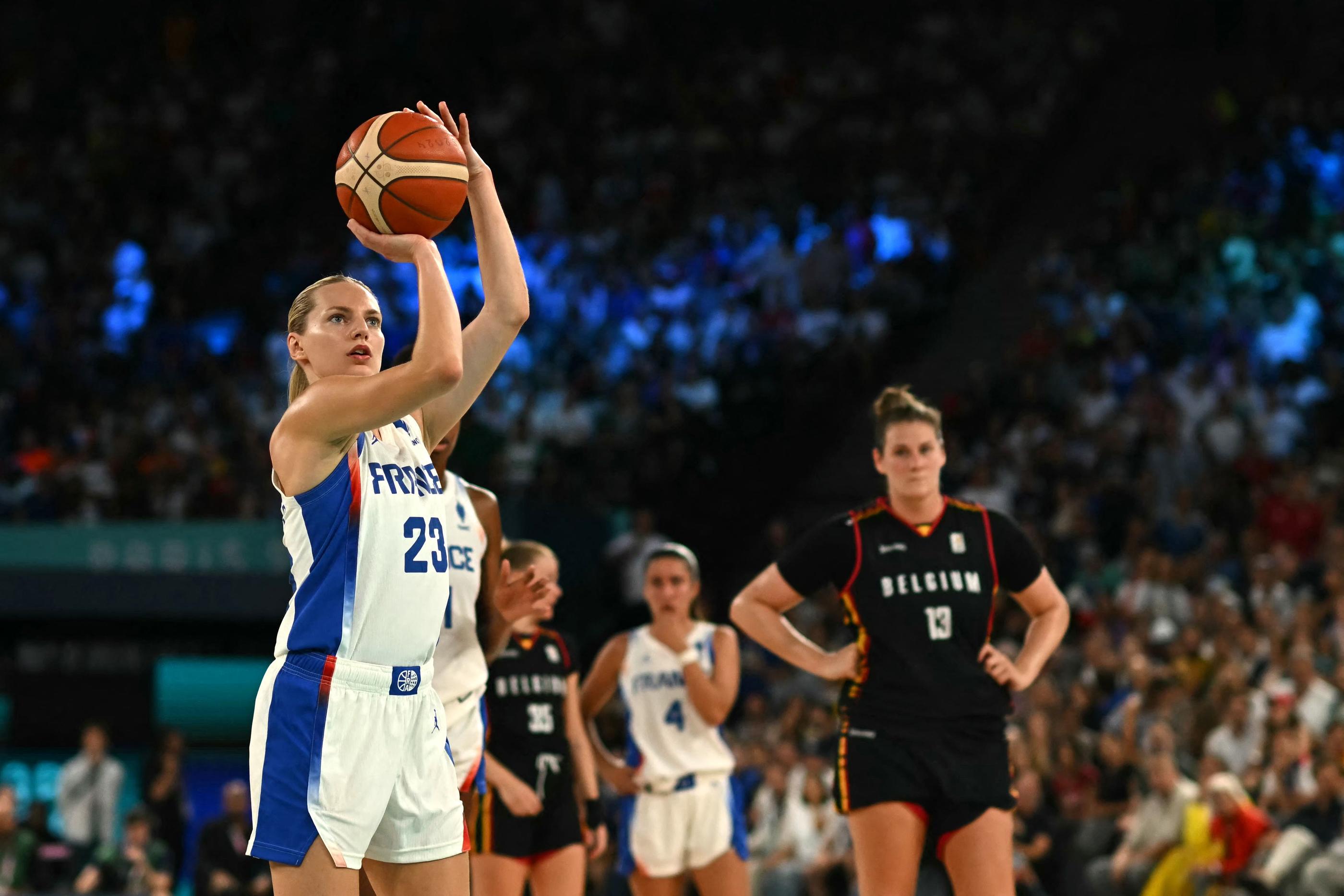 Marine Johannès tentera avec ses équipières de l'équipe de France de décrocher l'or face aux Etats-Unis nonuples championnes olympiques. (Photo by Paul ELLIS / AFP)