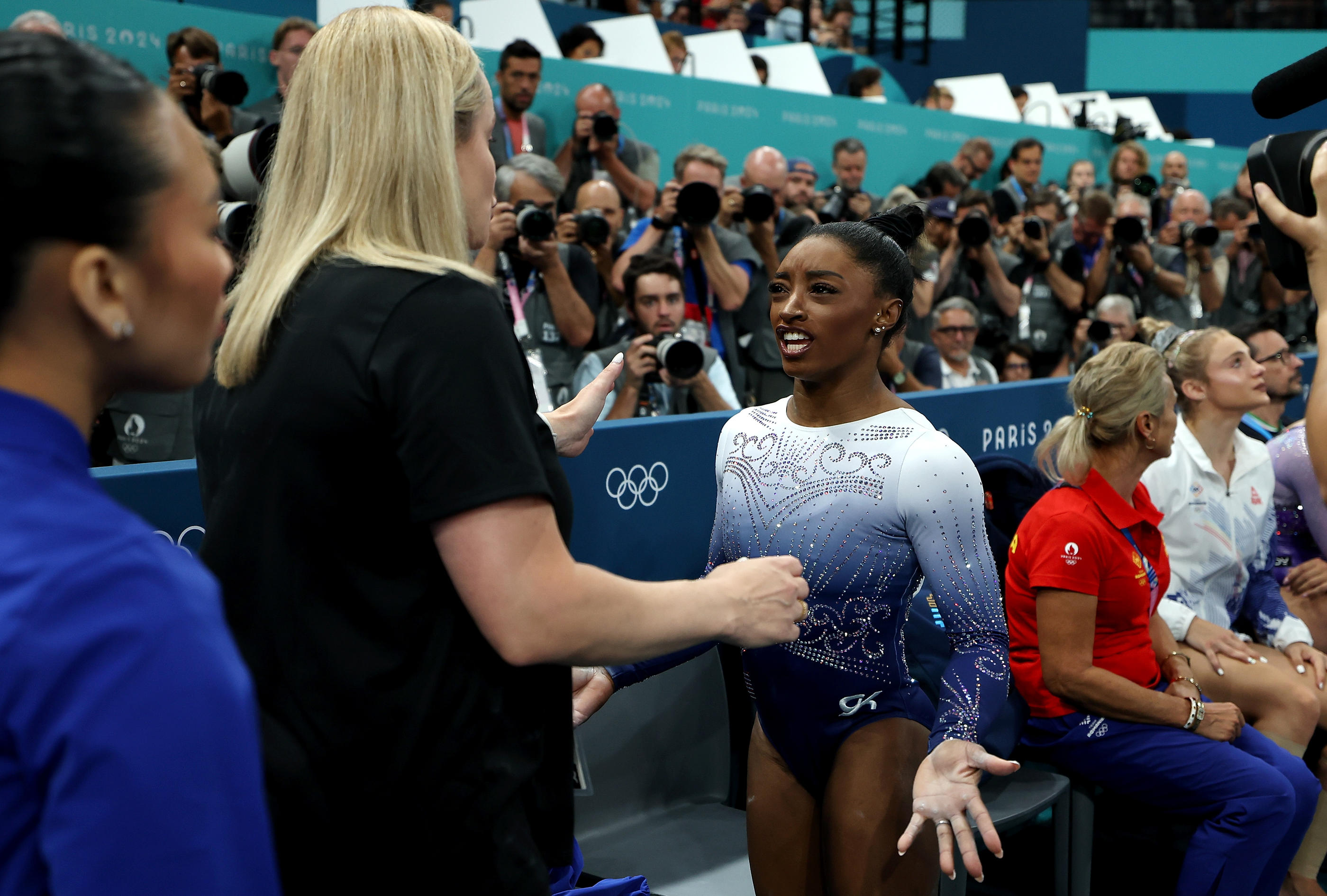 Simone Biles s'est étonnée qu'une partie de la foule de l'Arena Bercy ait demandé aux autres spectateurs de se taire pendant les passages à la poutre. IconSport/Xinhua