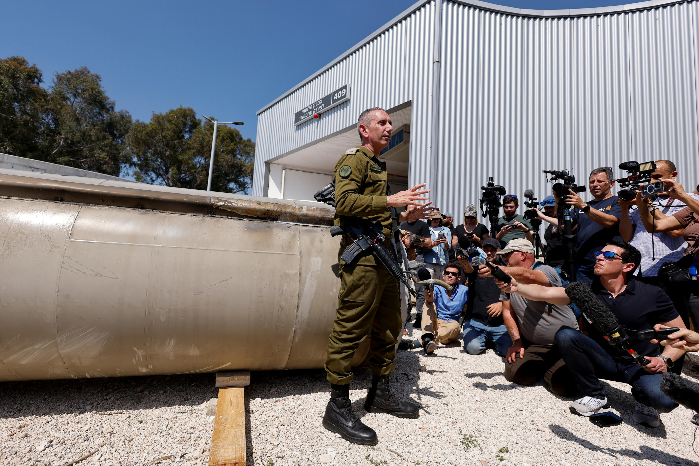 Le porte-parole de l'armée israélienne Daniel Hagari a montré mardi à un groupe de journalistes un des missiles intercepté lors de l’attaque. iranienne. Reuters / Amir Cohen