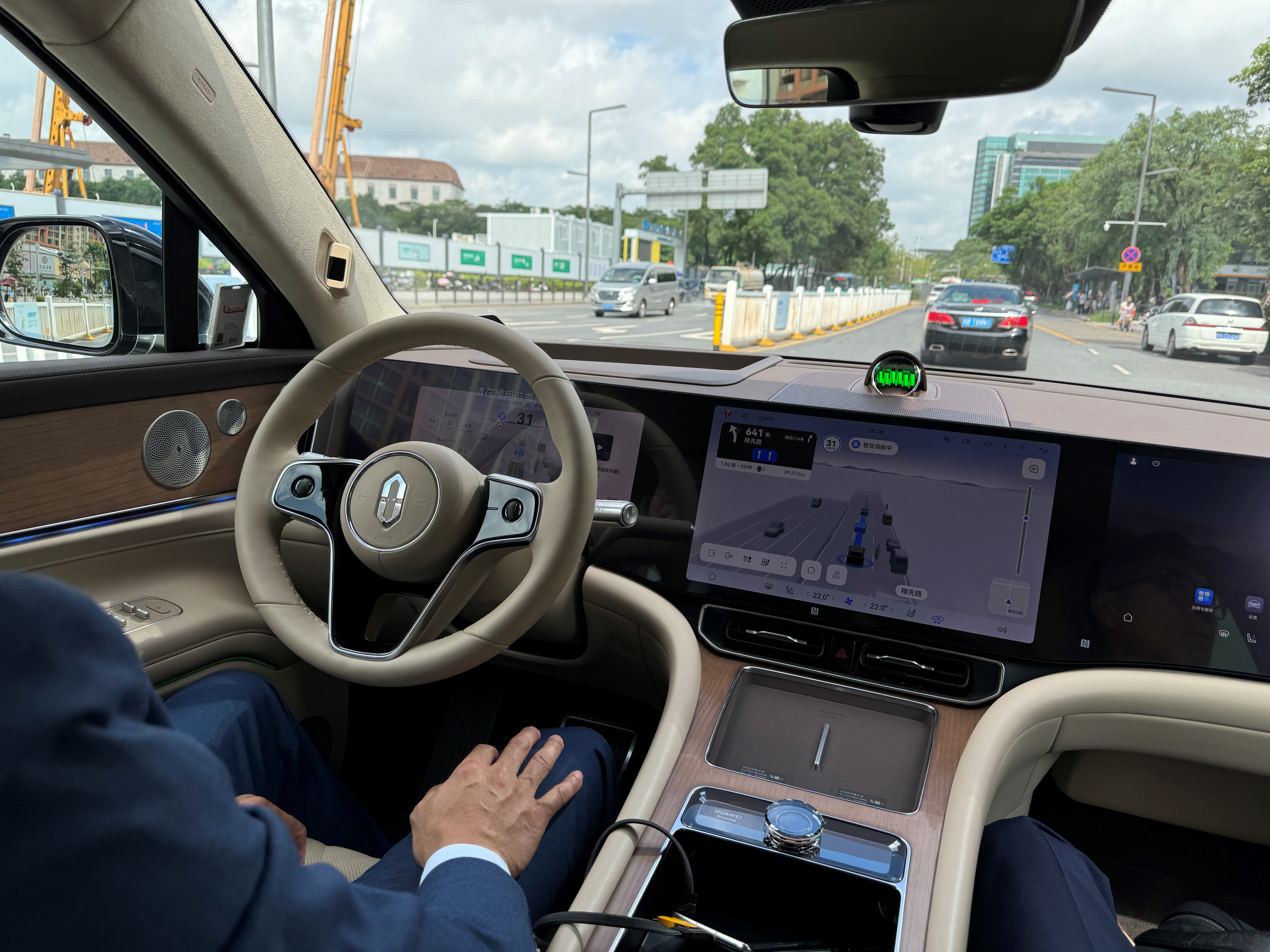 Shenzhen (Chine), le 13 juillet. L’IA se glisse partout, comme dans les voitures autonomes qui se connectent aux feux de signalisation. LP/Damien Licata Caruso