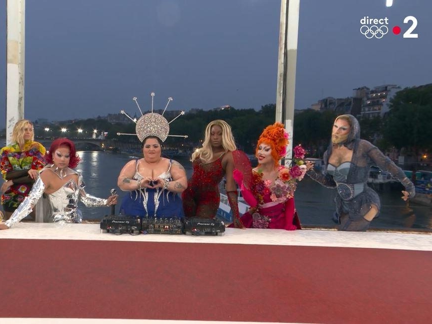 Le tableau inspiré de la Cène mettant en scène la DJ Barbara Butch et plusieurs drag-queens, dont Piche (à droite), a vivement déplu à l’Église notamment. Capture d'écran France TV