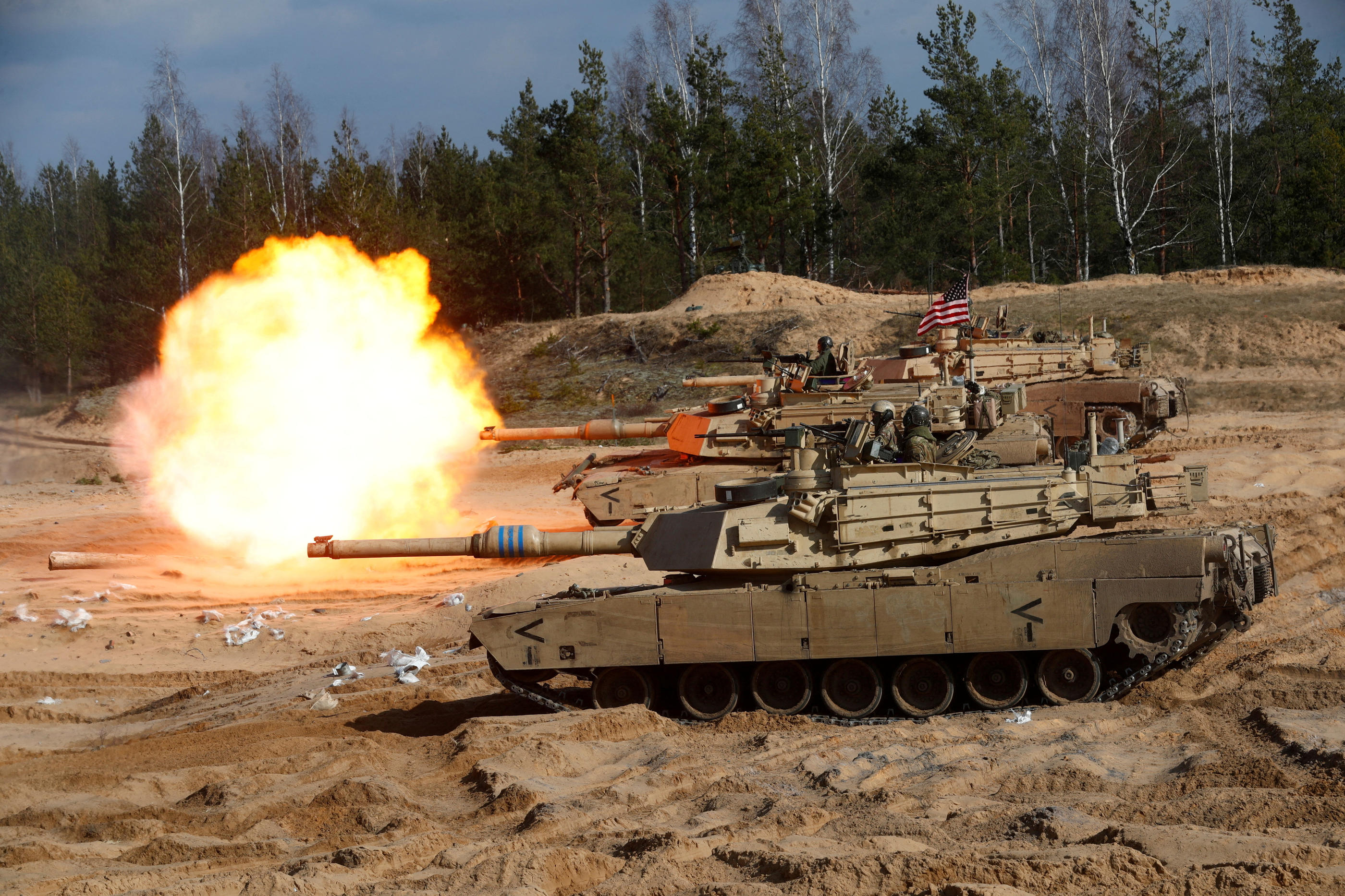 Équipés de munitions à l'uranium appauvri, les M1A1 Abrams sont surtout efficaces contre d'autres blindés et pourraient se casser les chenilles sur les défenses russes. REUTERS/Ints Kalnins