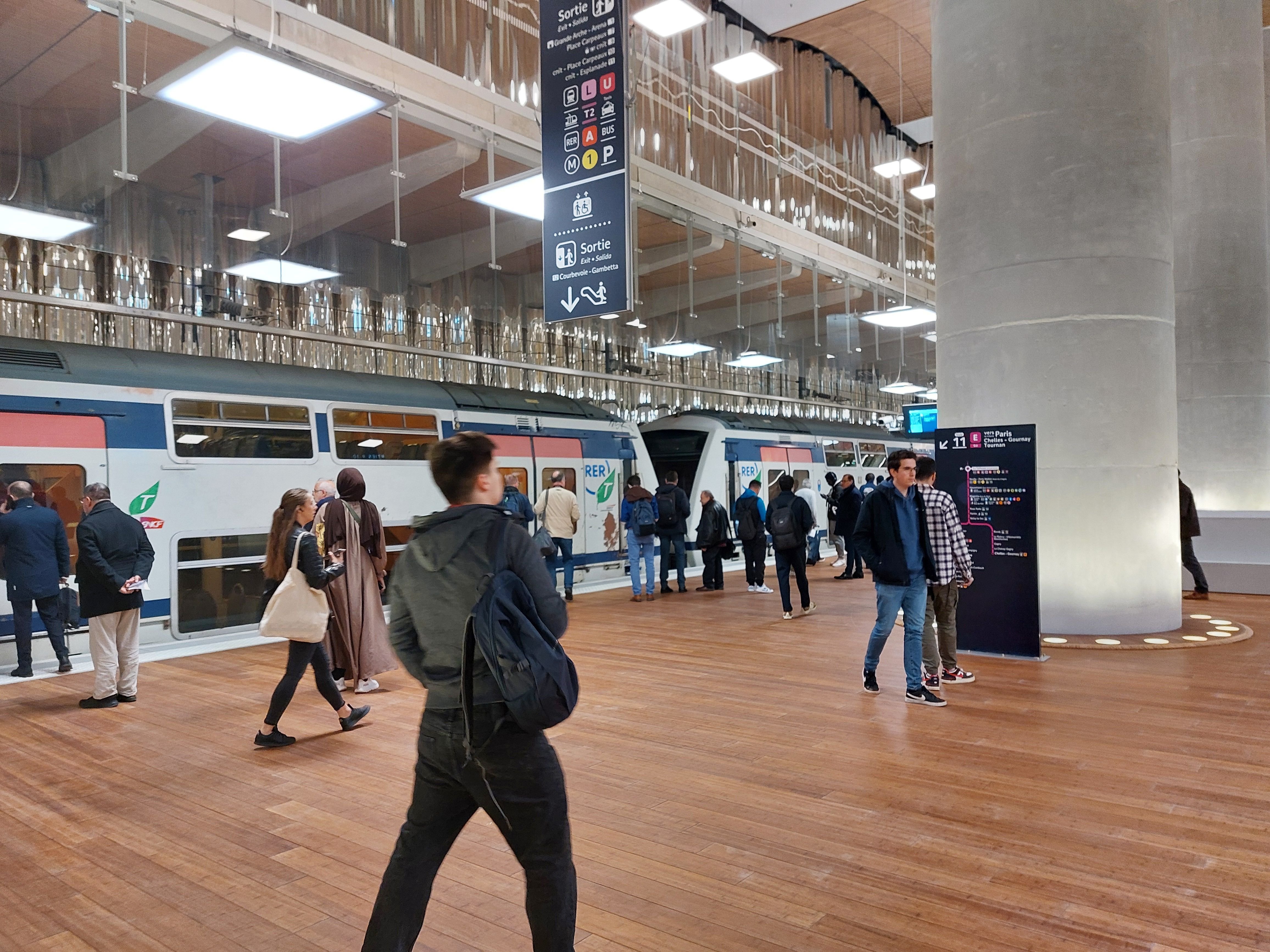 Ce lundi 6 mai, le public a pu monter à bord des premiers trains du RER E desservant La Défense-Grande Arche. LP/Sébastian Compagnon