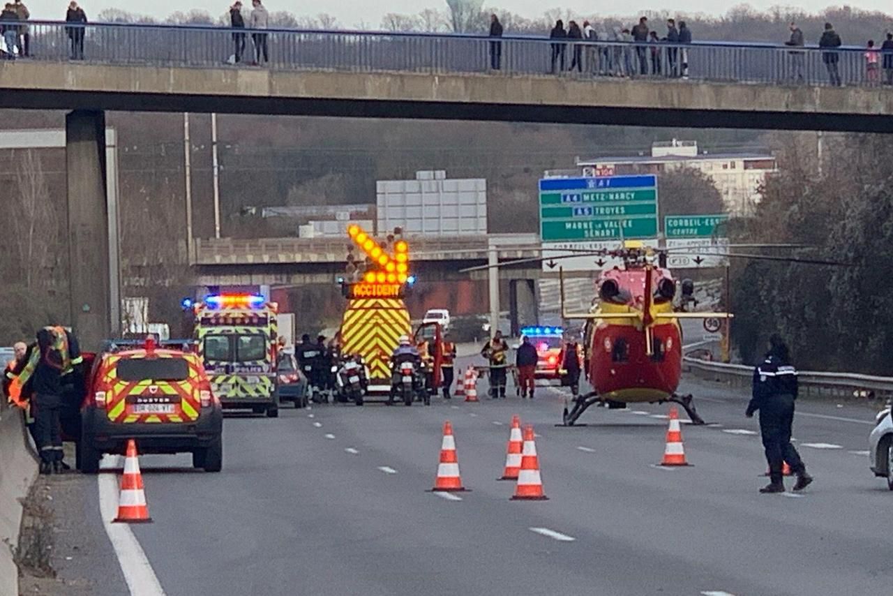 <b></b> Corbeil-Essonnes, ce mardi. Un spectaculaire accident impliquant un poids lourd, une voiture et une moto, s’est produit sur la N 104.