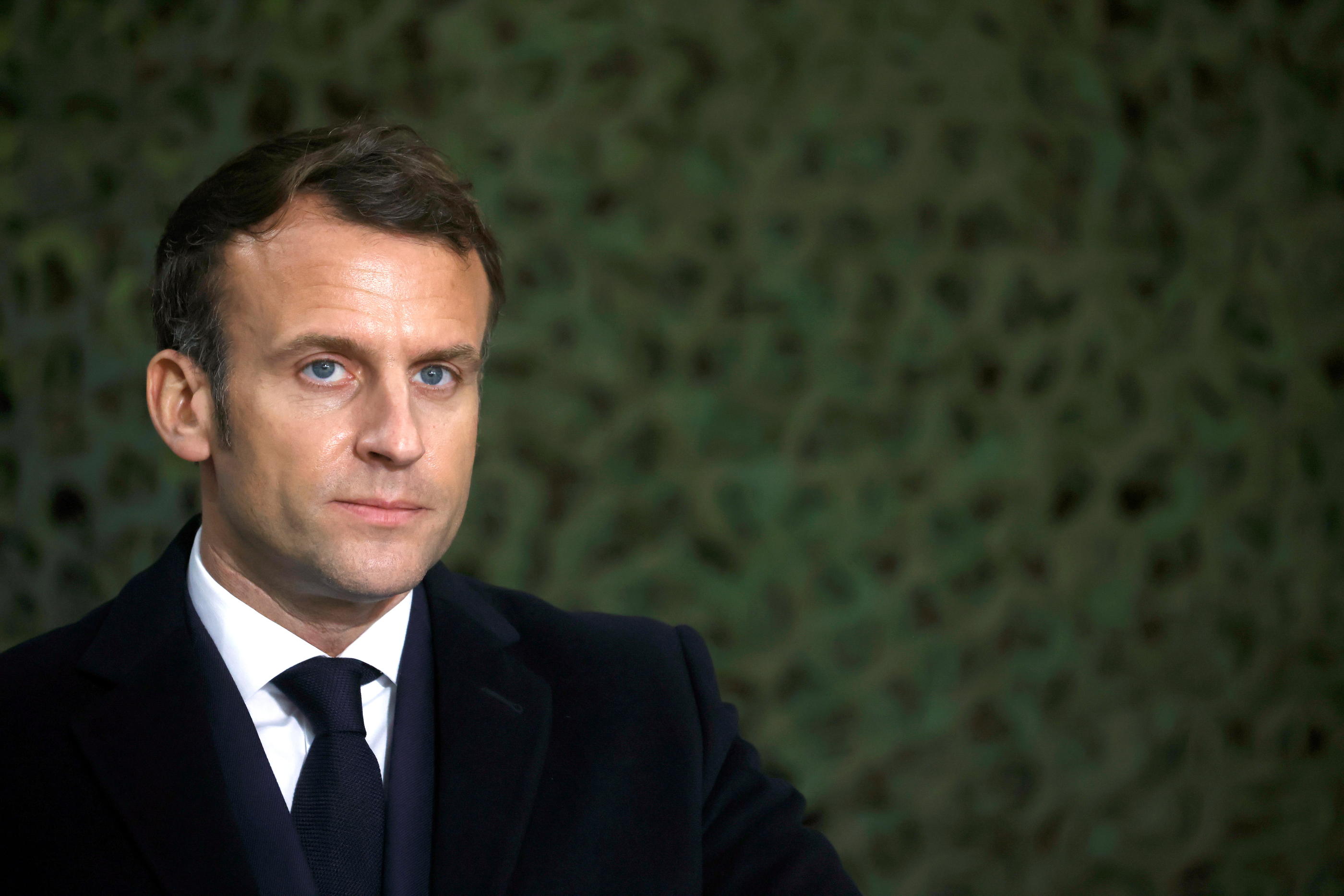 -Macron réaffirme son soutien au peuple, mais que fait vraiment la France ?