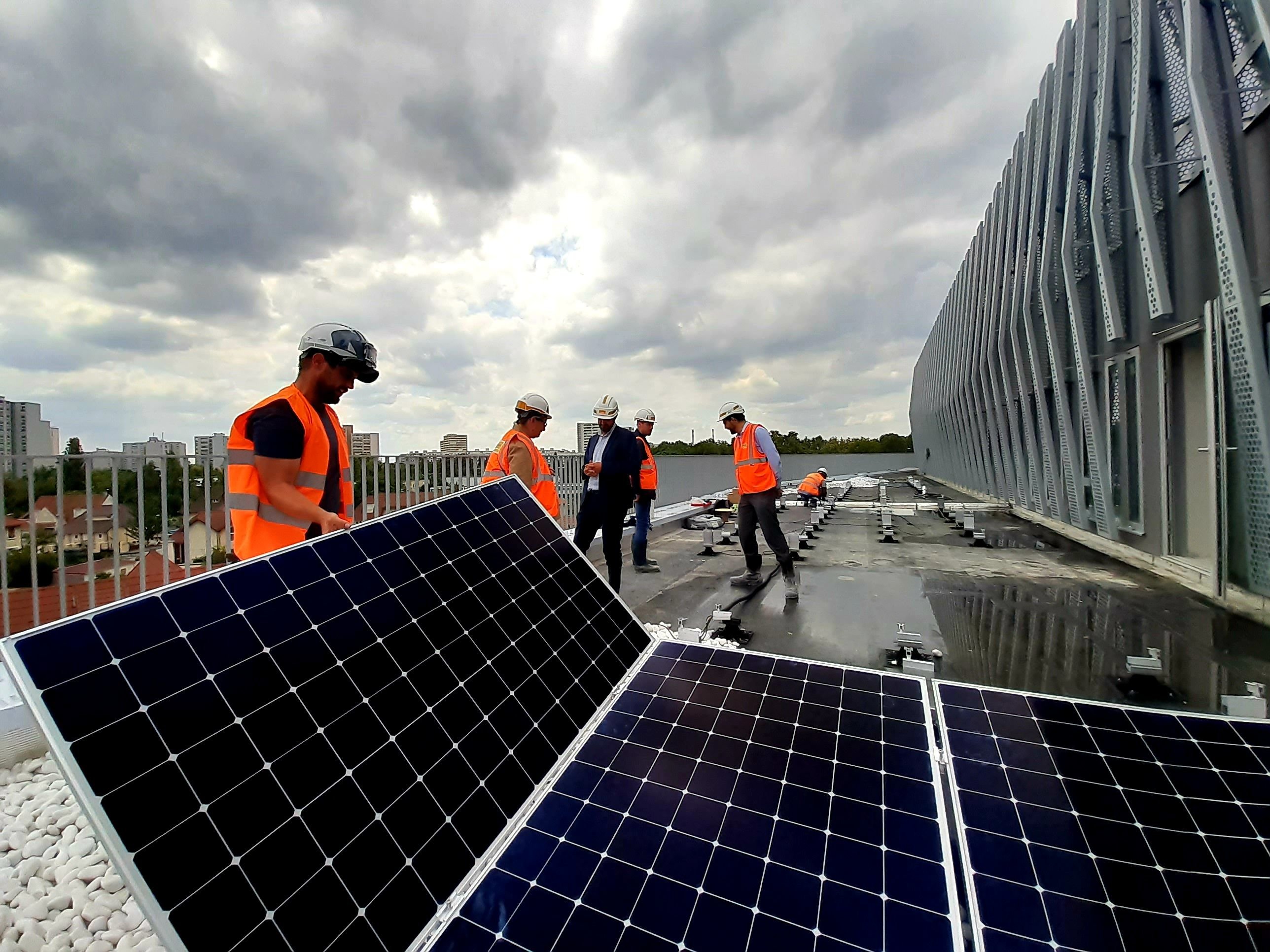 Créteil, le 21 juillet 2022. Sur le toit du futur bâtiment Eiffel, dans le quartier de l'Échat, les premiers panneaux photovoltaïques sont en train d'être posés. LP/Fanny Delporte