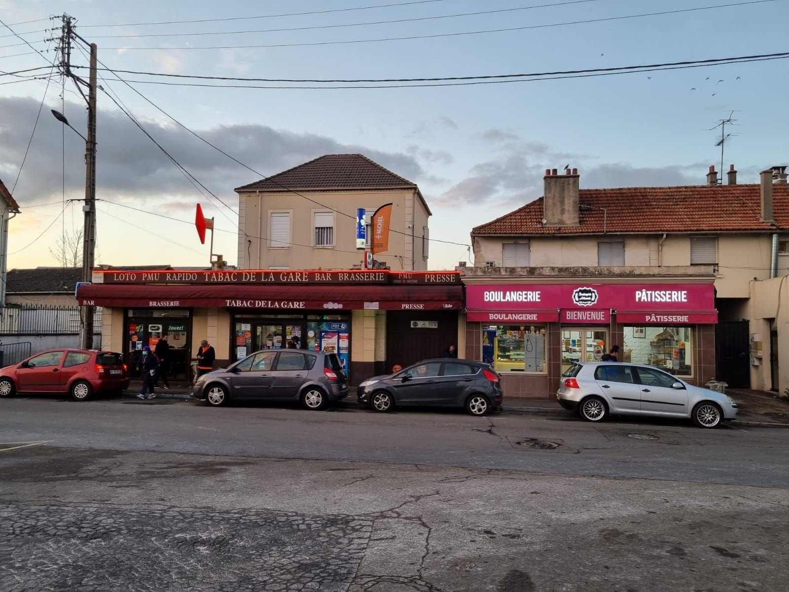 Goussainville (Val-d'Oise). L'agression au couteau du 8 août 2021 s'est déroulée devant ce café et cette boulangerie, à proximité de la gare. LP/Marie Briand-Locu