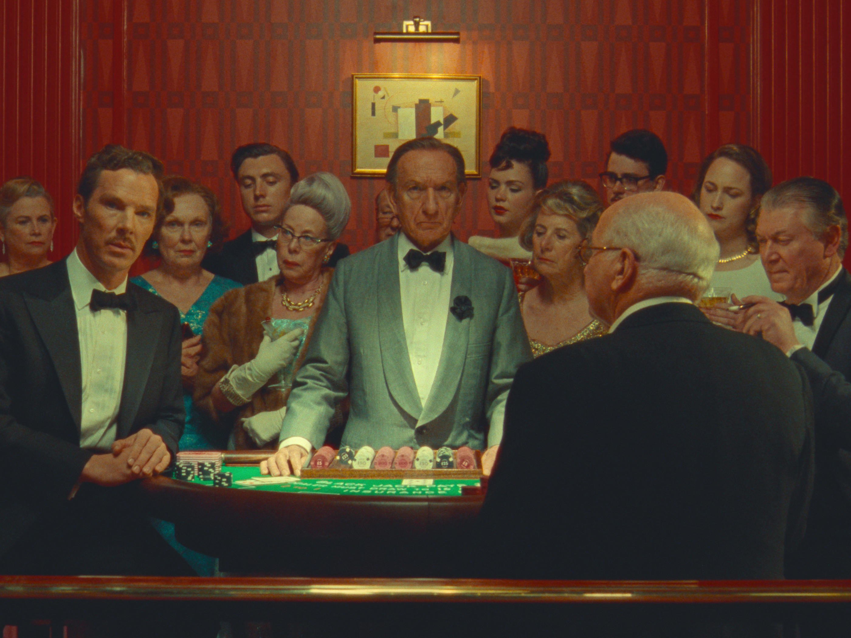 Dans cette adaptation, Benedict Cumberbatch (à gauche) prête notamment la réplique à Ben Kingsley (au centre). Photo Netflix 2023