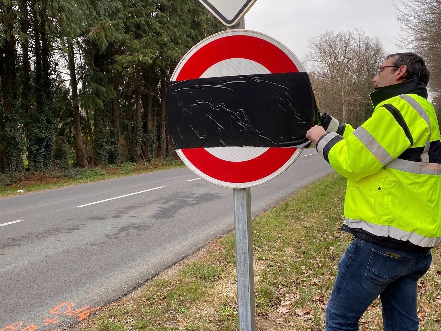 Les agents du département du Loiret ont dévoilé les panneaux lors de l'entrée en vigueur de cette nouvelle mesure sur 150 km de routes. DR