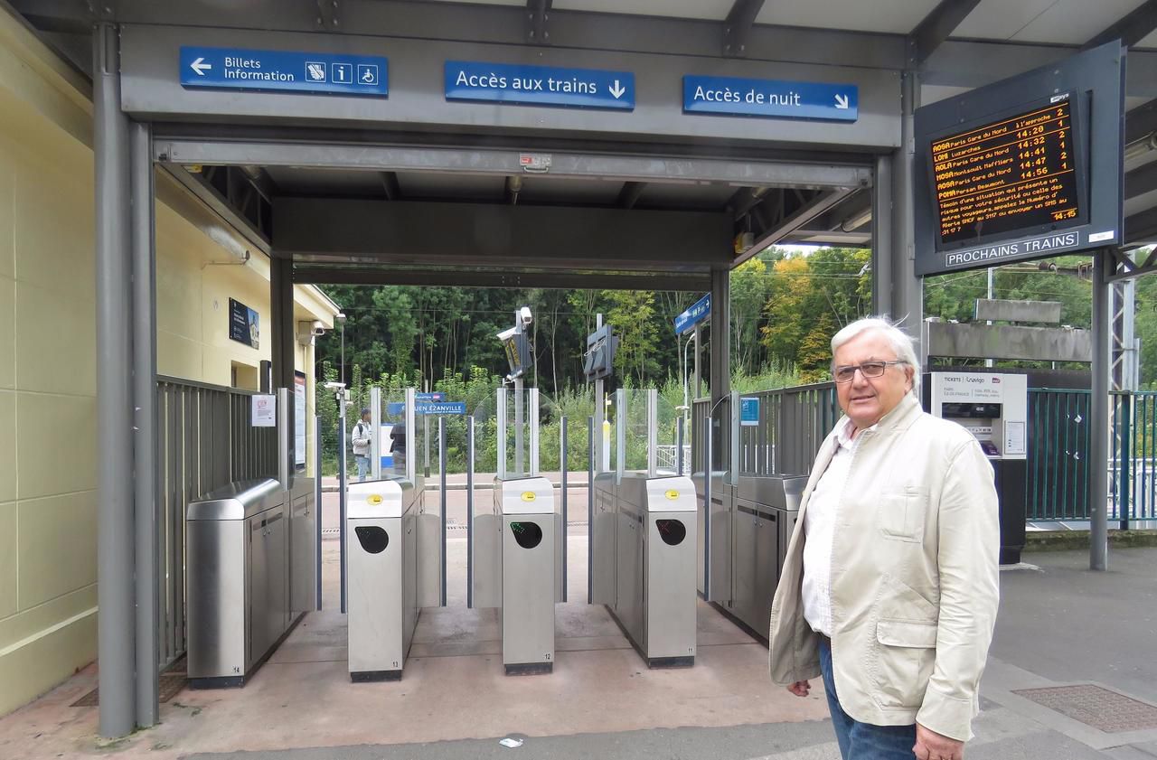 <b></b> Jean-Pierre Gressier, de la Fédération des Malades et Handicapés et de l’association d’usagers LUTECE, interpelle la SNCF sur l’accessibilité pour les personnes malentendantes. 