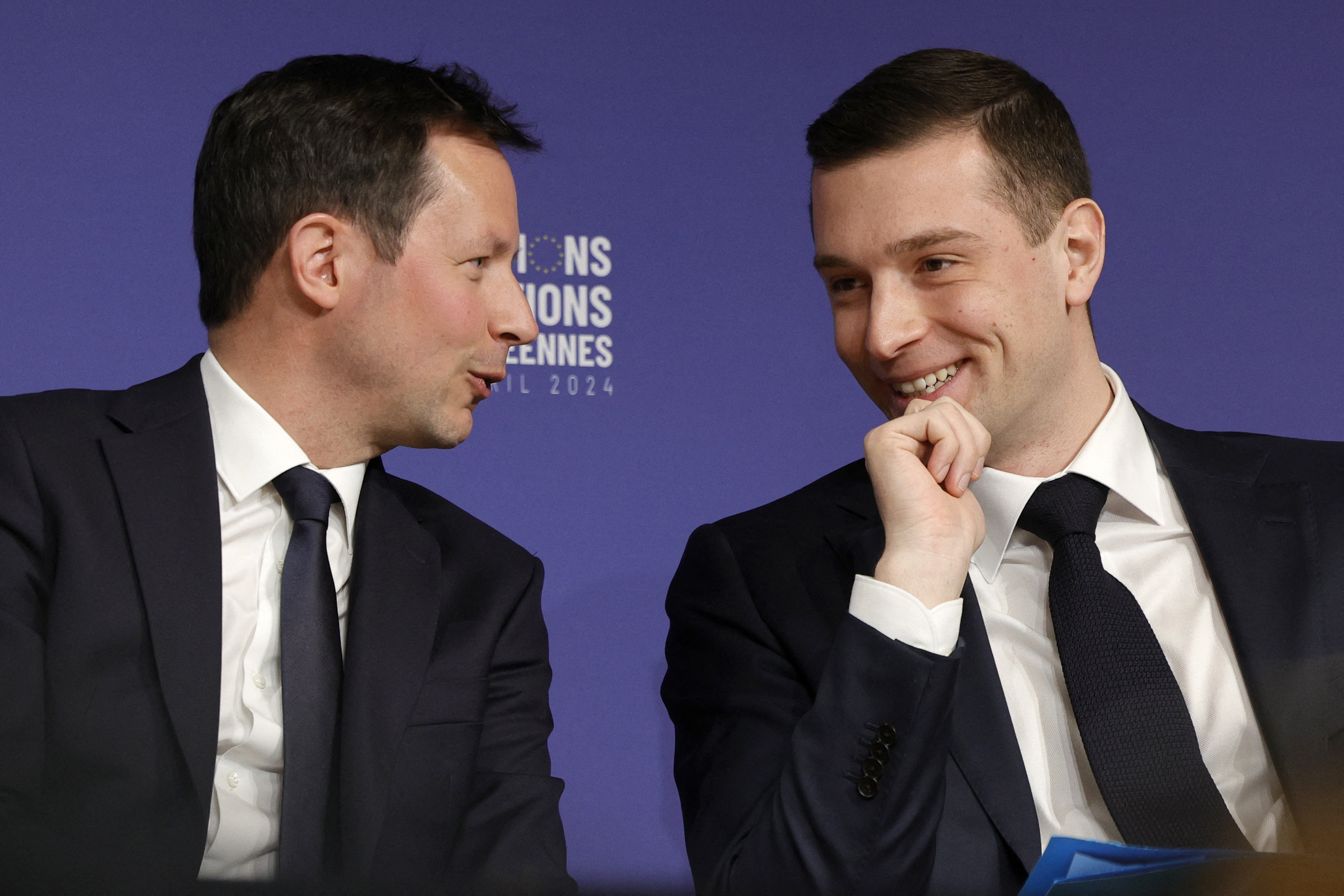 La tête de liste de LR aux européennes, François-Xavier Bellamy, explique miser sur son bilan face au candidat du RN Jordan Bardella (ici le 18 avril). AFP/Geoffroy van der Hasselt