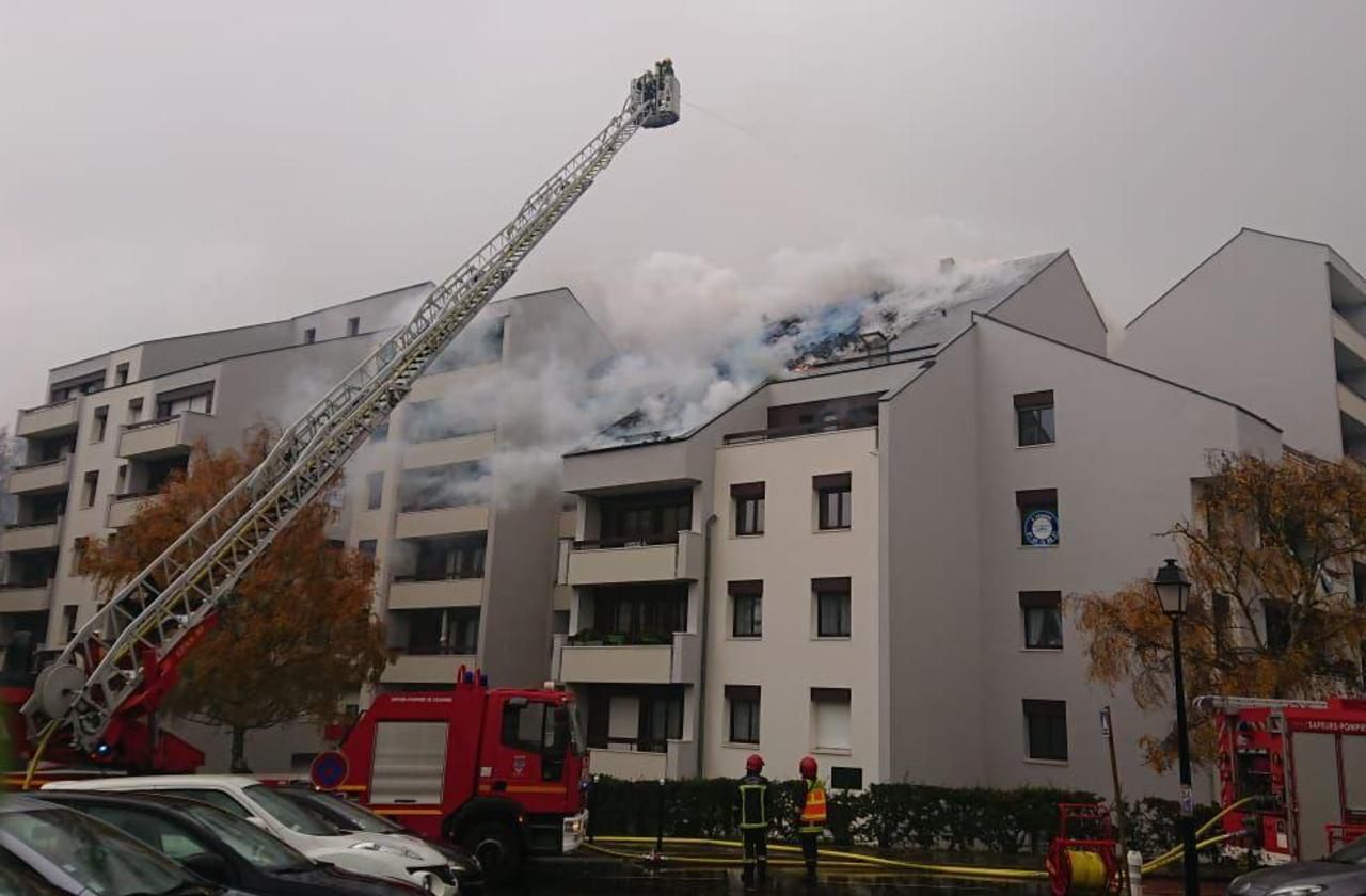 <b></b> Le Coudray-Montceaux, mercredi 27 novembre 2019. L’incendie survenu au 25, rue Gabriel-d’Estrées n’a pas fait de victime mais quinze familles ont dû être relogées.
