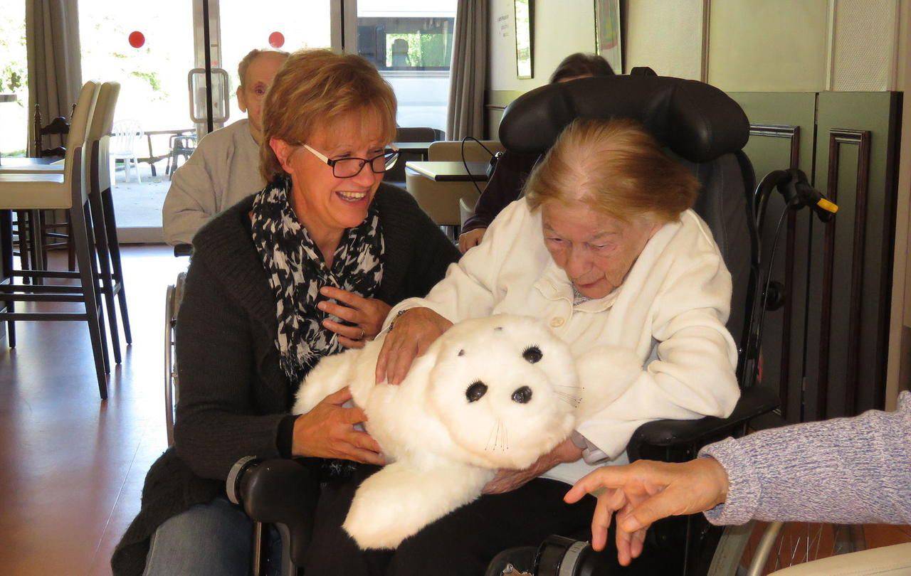 <b></b> La Chapelle-la-Reine, ce jeudi. Lydie, l’infirmière coordinatrice montre aux pensionnaires de la maison St Joseph, Paro, le petit phoque robot interactif que l’Ehpad vient d’acquérir. 